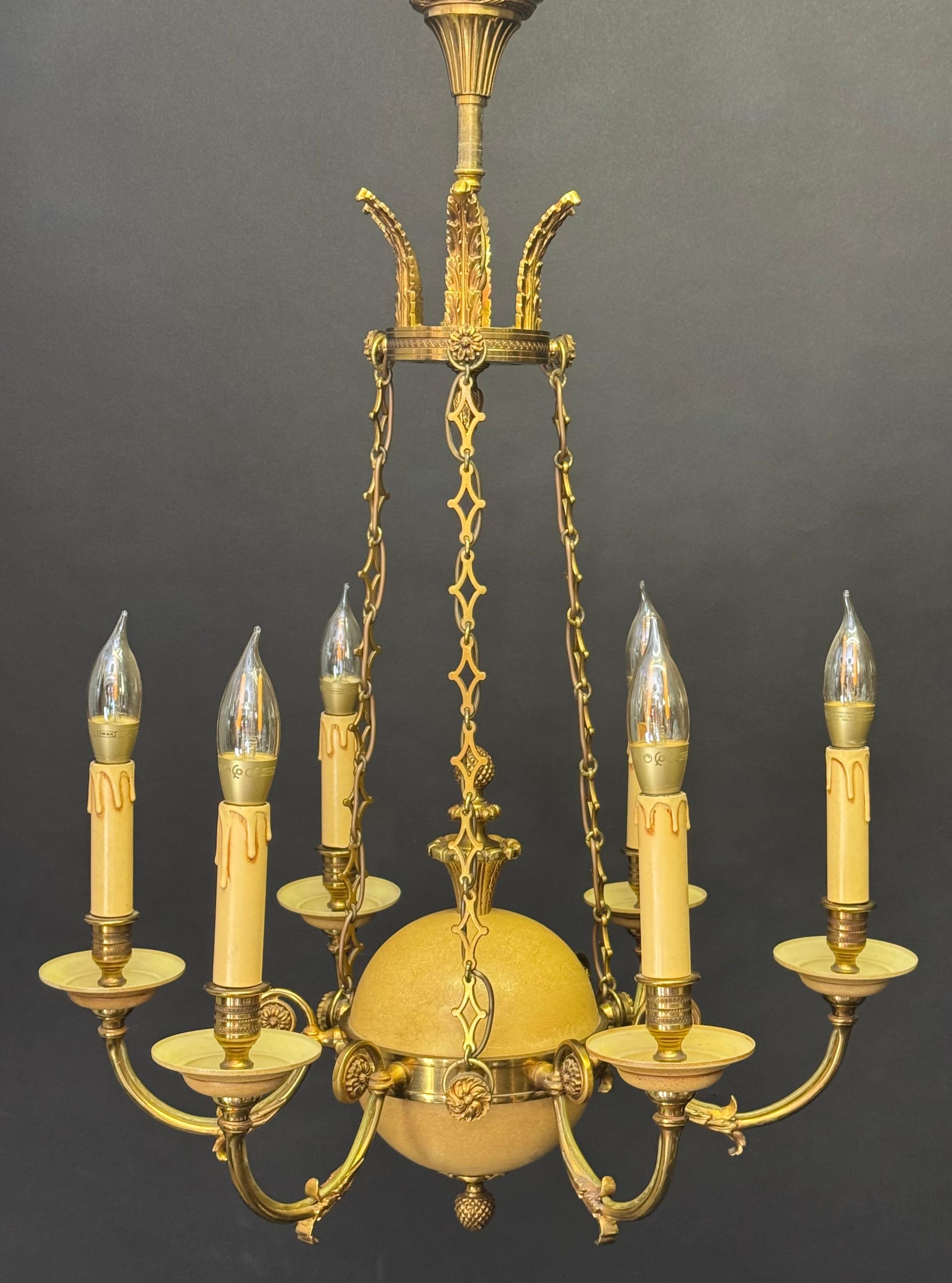 Francese Lampadario neoclassico francese in stile impero, finitura bronzo e crepe, anni '70 in vendita