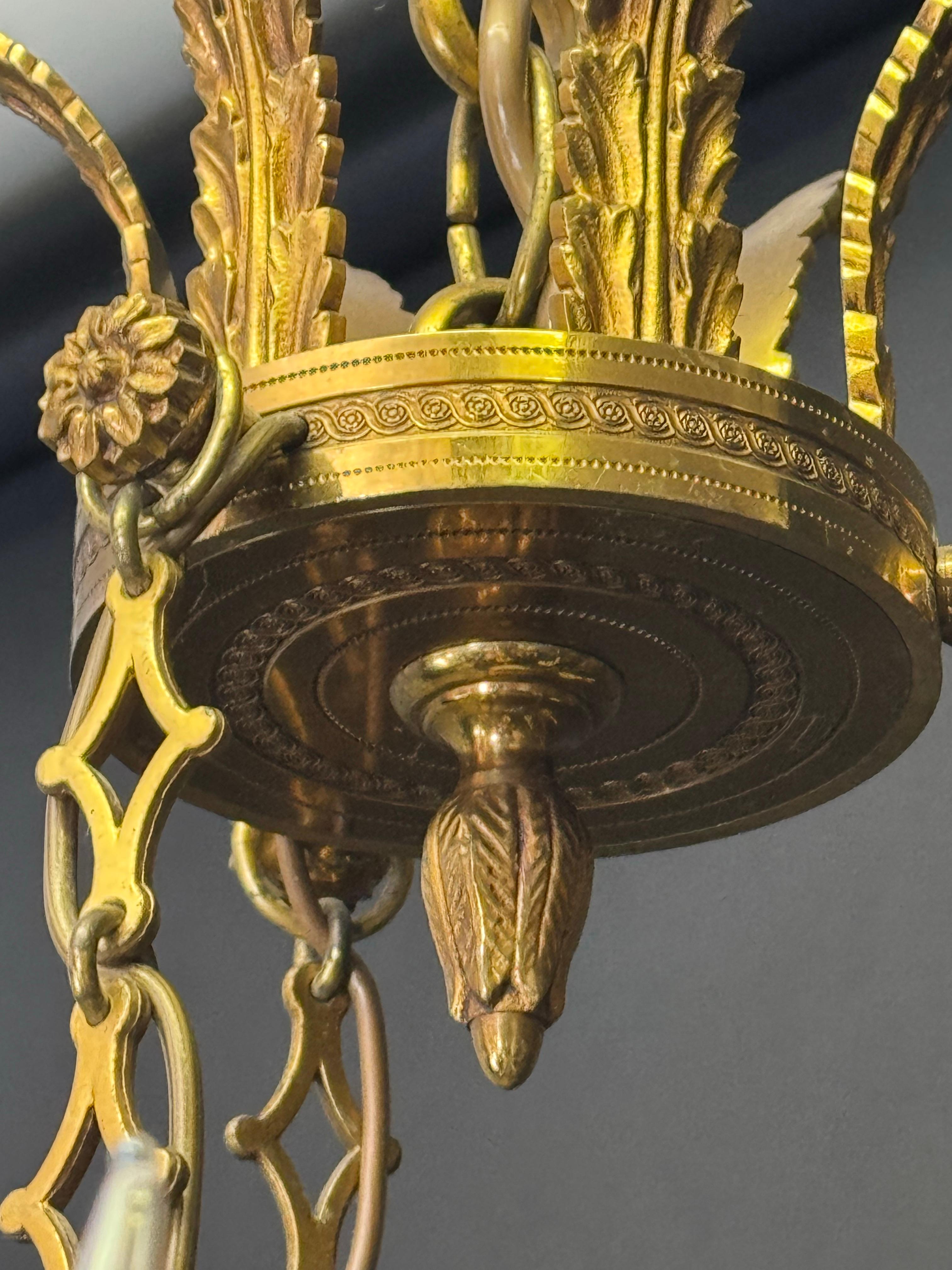 Lampadario neoclassico francese in stile impero, finitura bronzo e crepe, anni '70 In condizioni ottime in vendita a Warsaw, PL