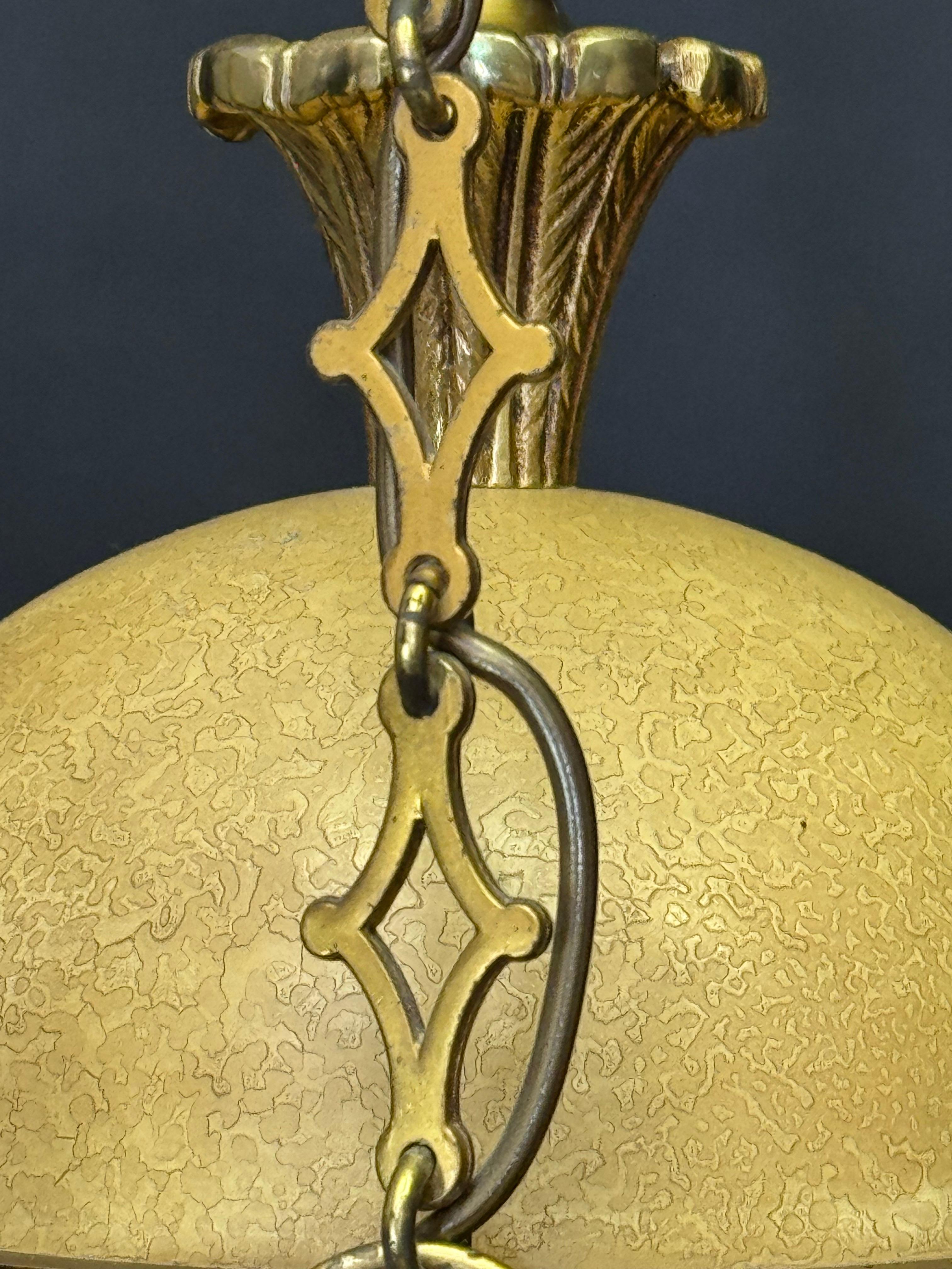 Fine XX secolo Lampadario neoclassico francese in stile impero, finitura bronzo e crepe, anni '70 in vendita