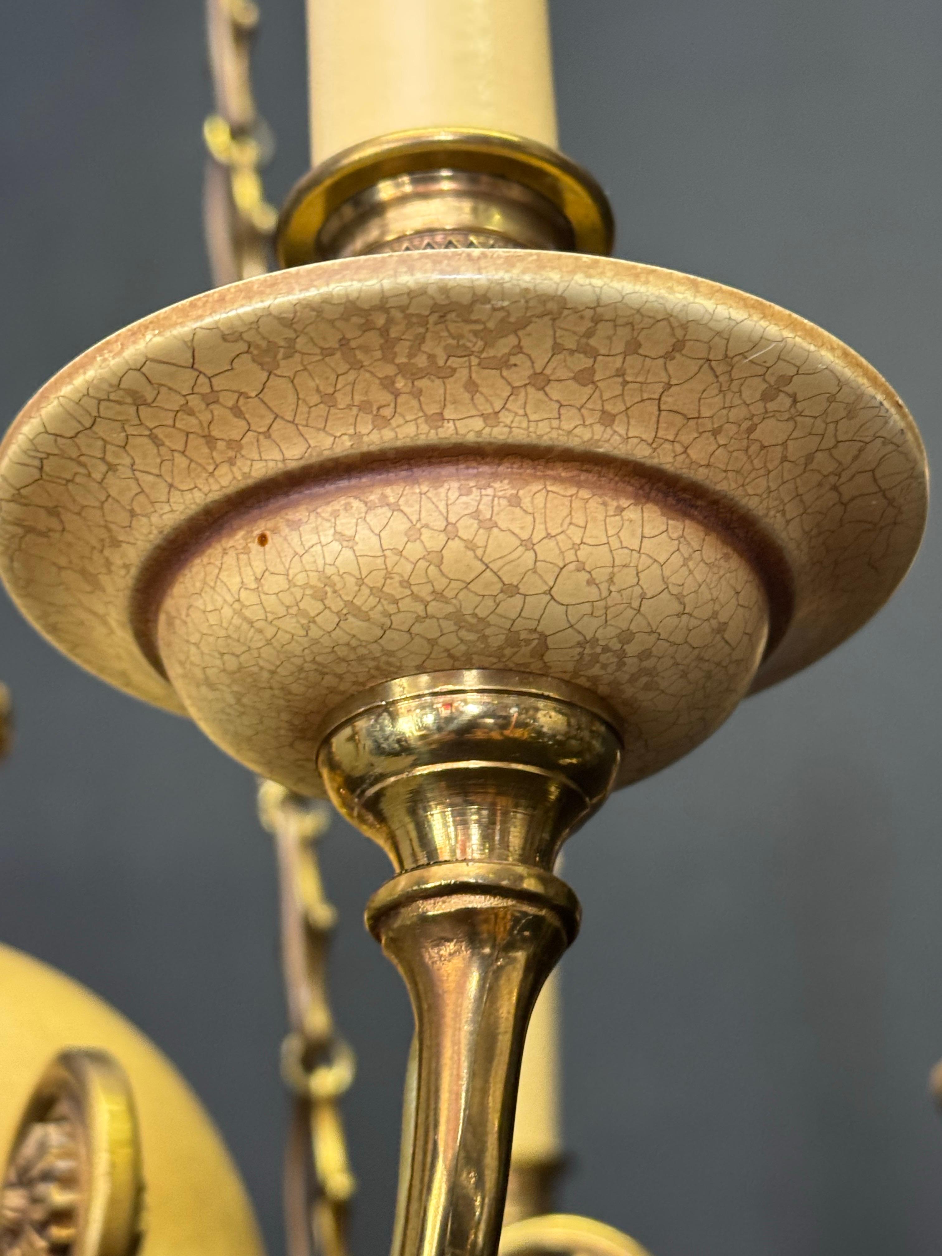 Bronzo Lampadario neoclassico francese in stile impero, finitura bronzo e crepe, anni '70 in vendita