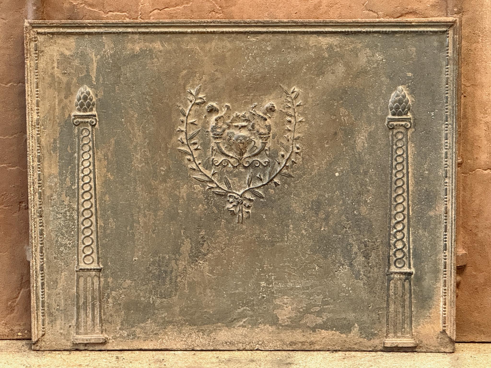 Caminetto francese del periodo neoclassico della fine del XVIII o dell'inizio del XIX secolo.

Lo schienale è in ghisa e presenta una patina marrone naturale. Su richiesta può essere realizzato in nero o peltro senza costi aggiuntivi. Lo schienale