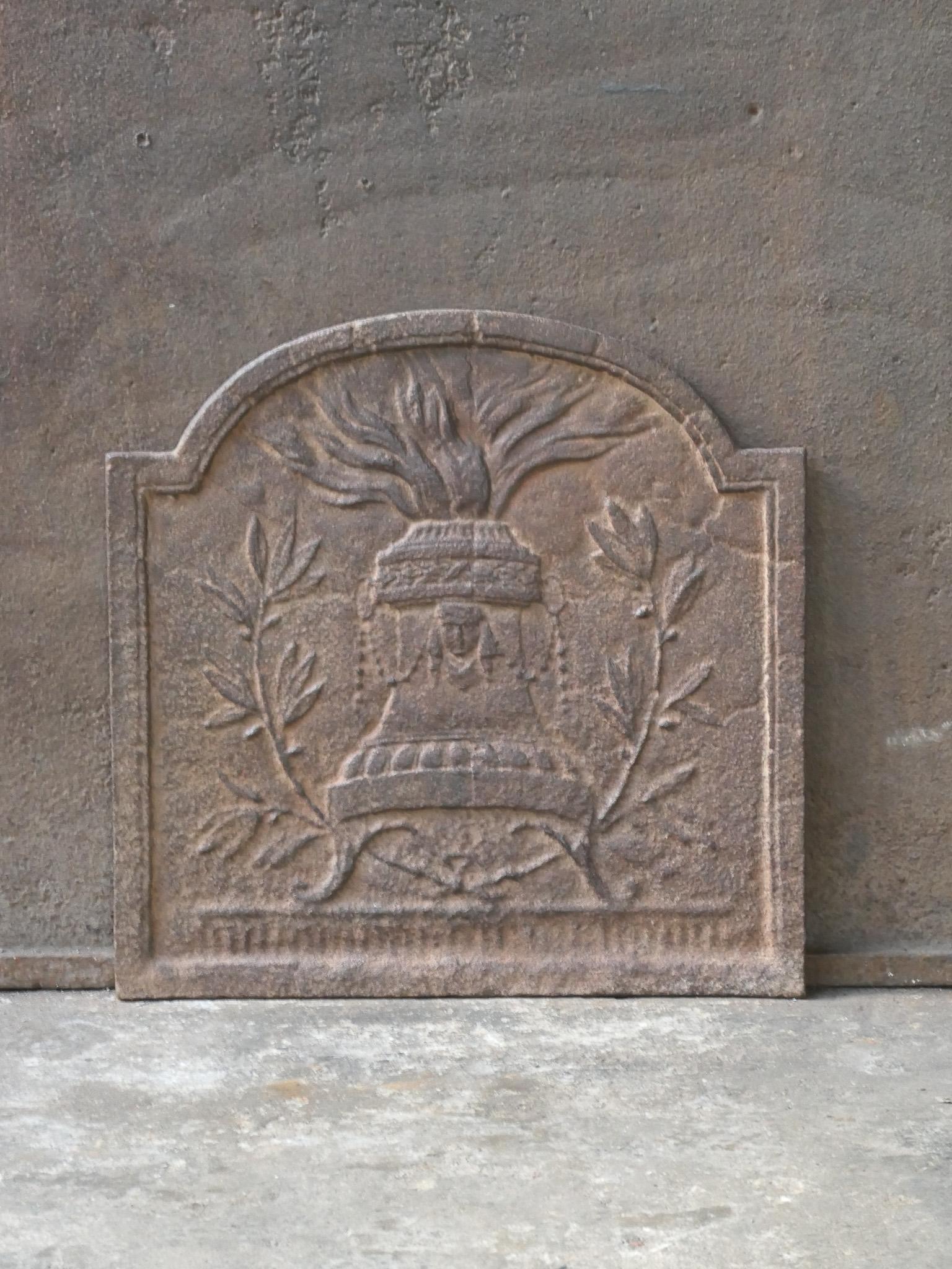 Französischer Kamin aus dem 18. bis 19. Jahrhundert im neoklassizistischen Stil.

Die Rückwand ist aus Gusseisen gefertigt. Sie hat eine natürliche braune Patina. Auf Wunsch kann er ohne Aufpreis auch in Schwarz / Zinn gefertigt werden. Die