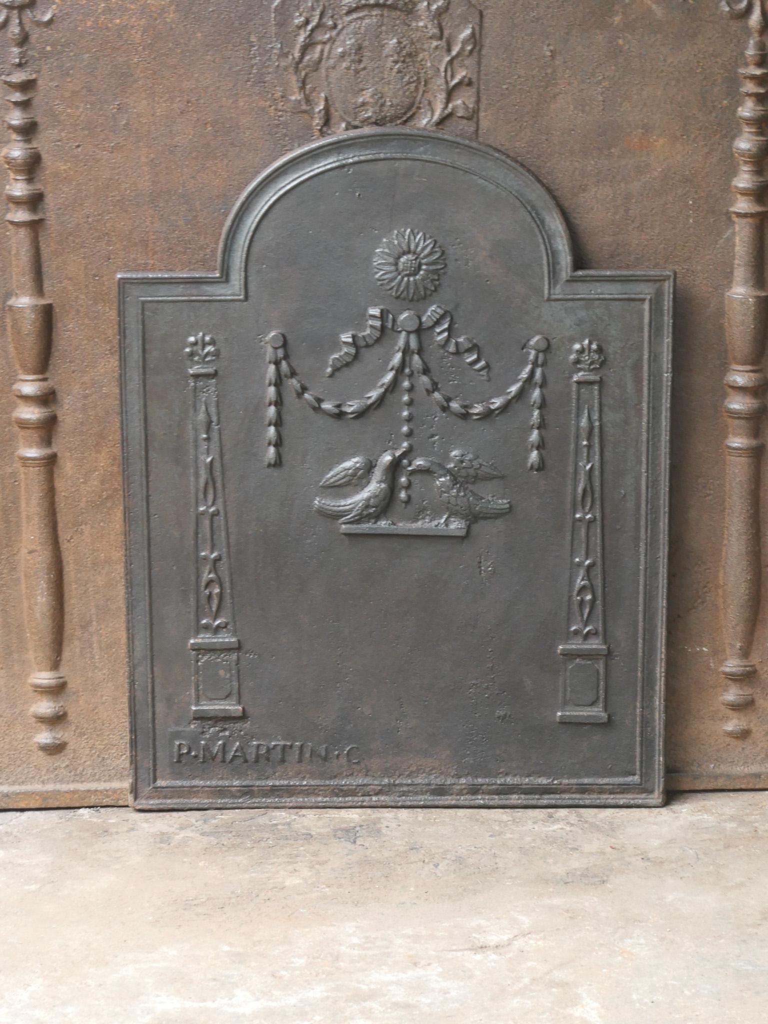 Französischer Kamin aus dem 18. bis 19. Jahrhundert im neoklassizistischen Stil. Der Kaminboden ist von seinem Schöpfer P. Martin C. signiert.

Die Feuerrückwand ist aus Gusseisen und hat eine natürliche braune Patina. Auf Wunsch kann er ohne