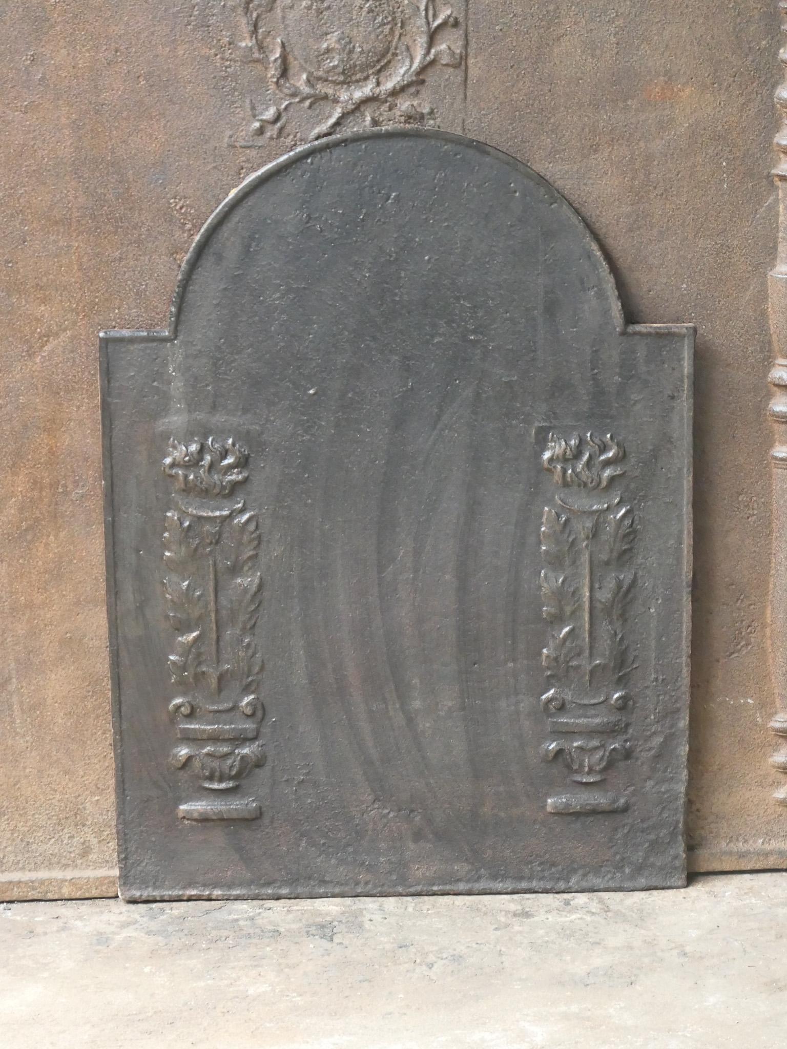 18th - 19th century French Neoclassical period fireback. 

The fireback is made of cast iron and has a natural brown patina. Upon request it can be made black / pewter at no extra cost. It is in a good condition and does not have cracks.