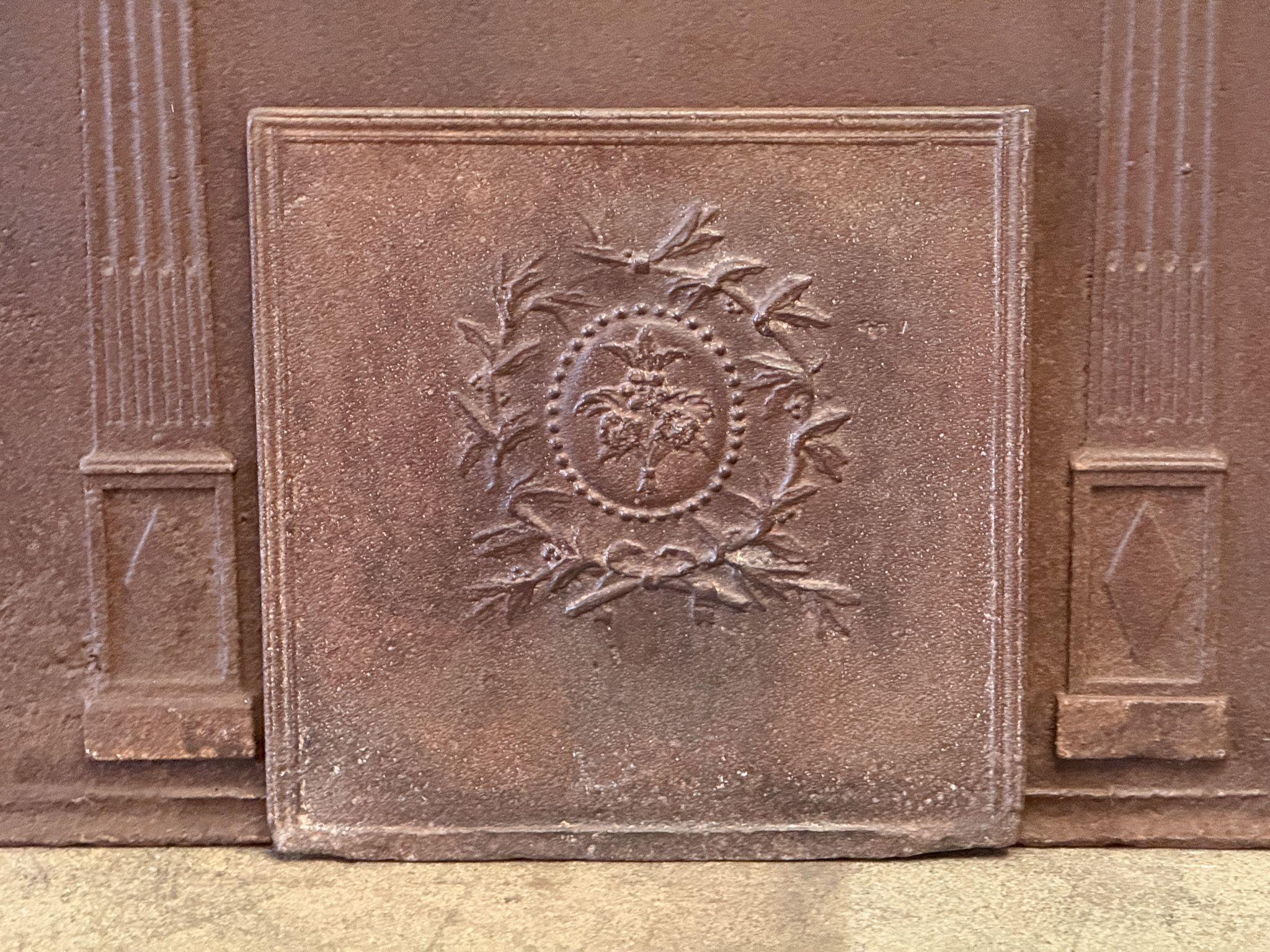 Beautiful early 19th century French Neoclassical fireback with a floral decoration. 

The fireback is made of cast iron and has a brown patina. It can be made black / pewter colored with stove polish at no extra cost. It is in good condition and