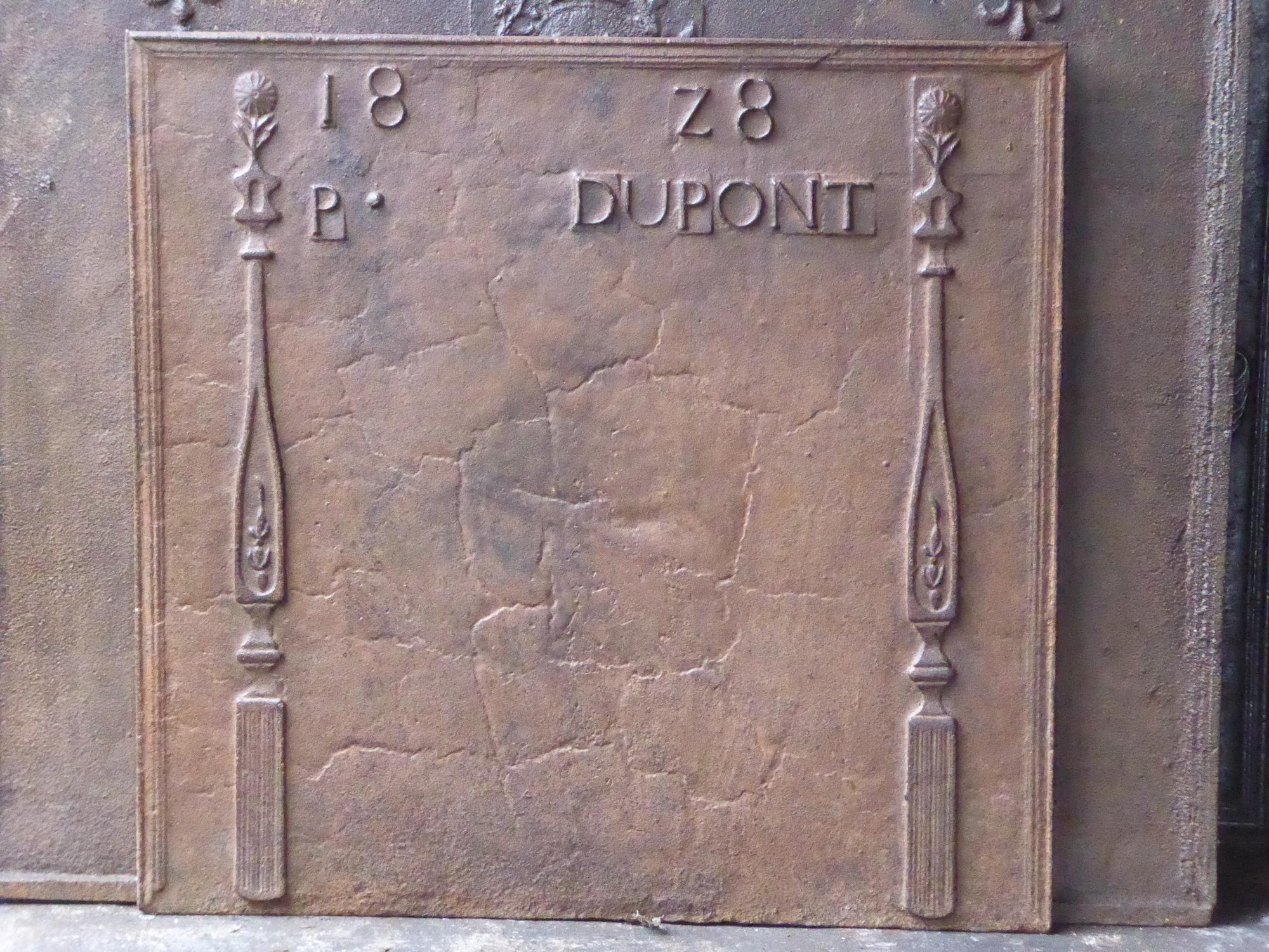 Plaque de cheminée néoclassique française du XIXe siècle avec deux piliers de la liberté. Les piliers symbolisent la valeur liberté, l'une des trois valeurs de la Révolution française. La date de production de la plaque de cheminée, 1828, est