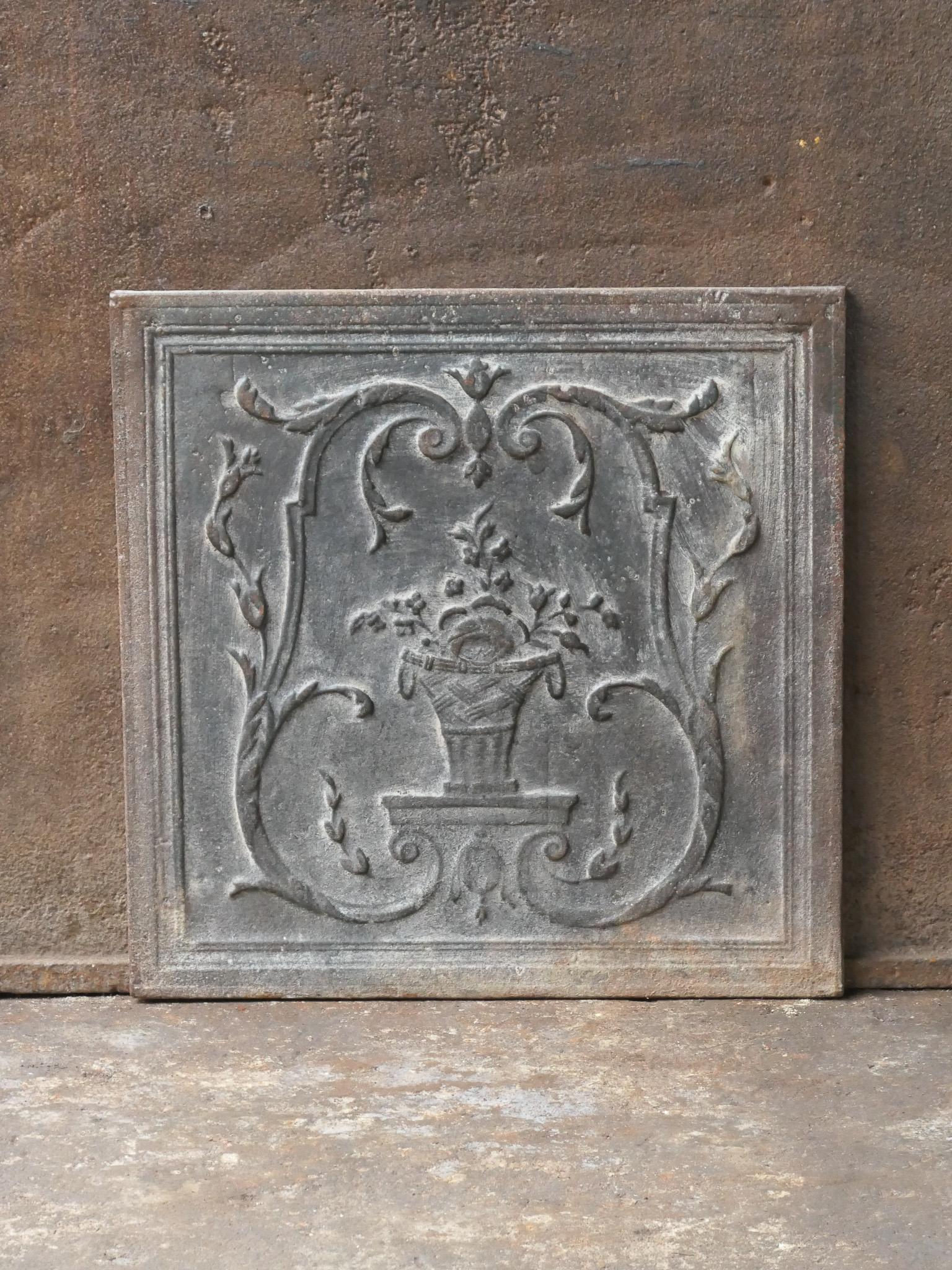 Plaque de cheminée d'époque néoclassique française du 18e - 19e siècle avec un panier de fleurs.

La plaque de cheminée est en fonte et a une patine brune naturelle. Sur demande, il peut être réalisé en noir / étain. La plaque de cheminée est en bon