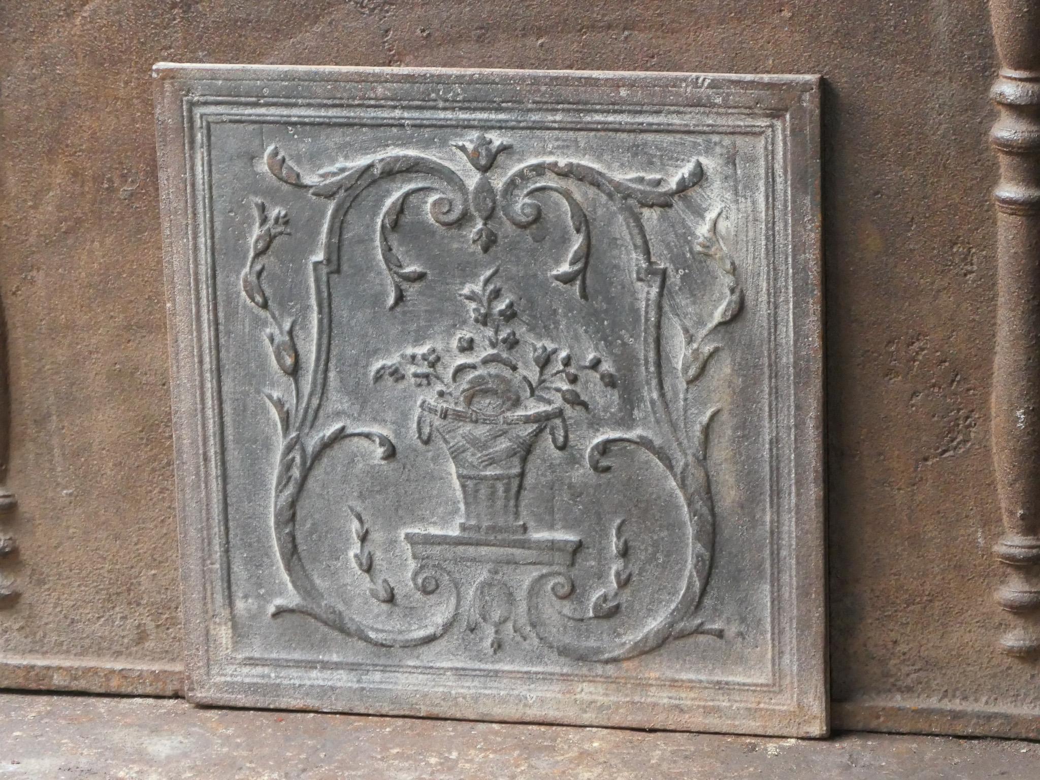 Moulage Plaque de cheminée / crédence arrière néoclassique française Flower Basket, 18e - 19e siècle en vente