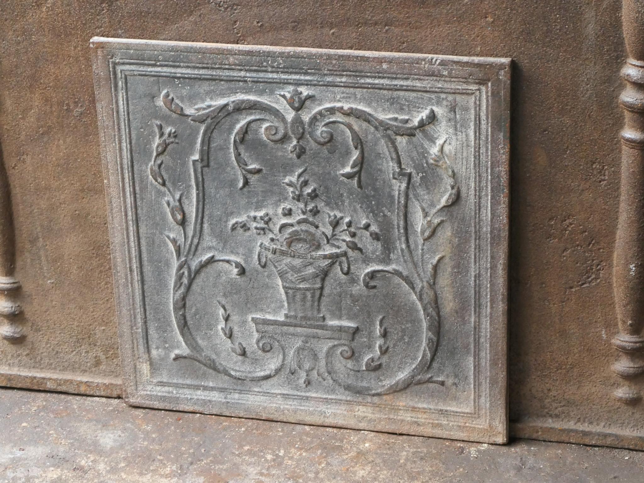 Plaque de cheminée / crédence arrière néoclassique française Flower Basket, 18e - 19e siècle Bon état - En vente à Amerongen, NL