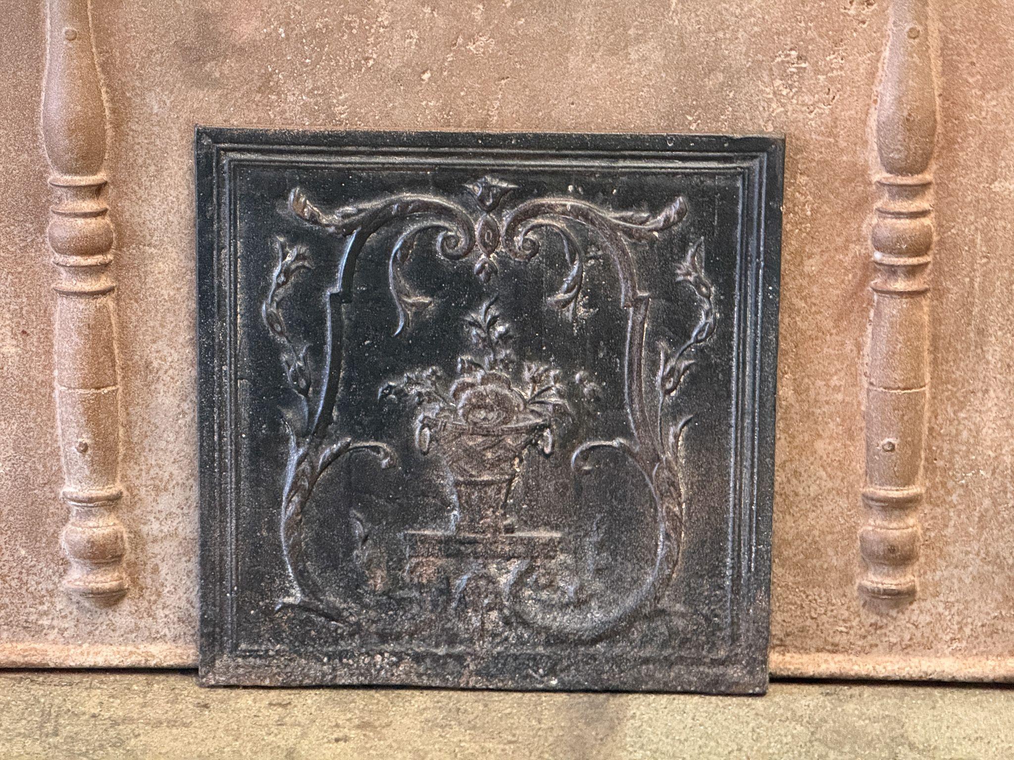 Parafuoco francese del XIX secolo di epoca neoclassica con cesto di fiori.

Lo schienale è in ghisa e presenta una patina marrone naturale. Su richiesta, può essere realizzato in nero/acciaio. Il parafuoco è in buone condizioni, senza crepe e adatto