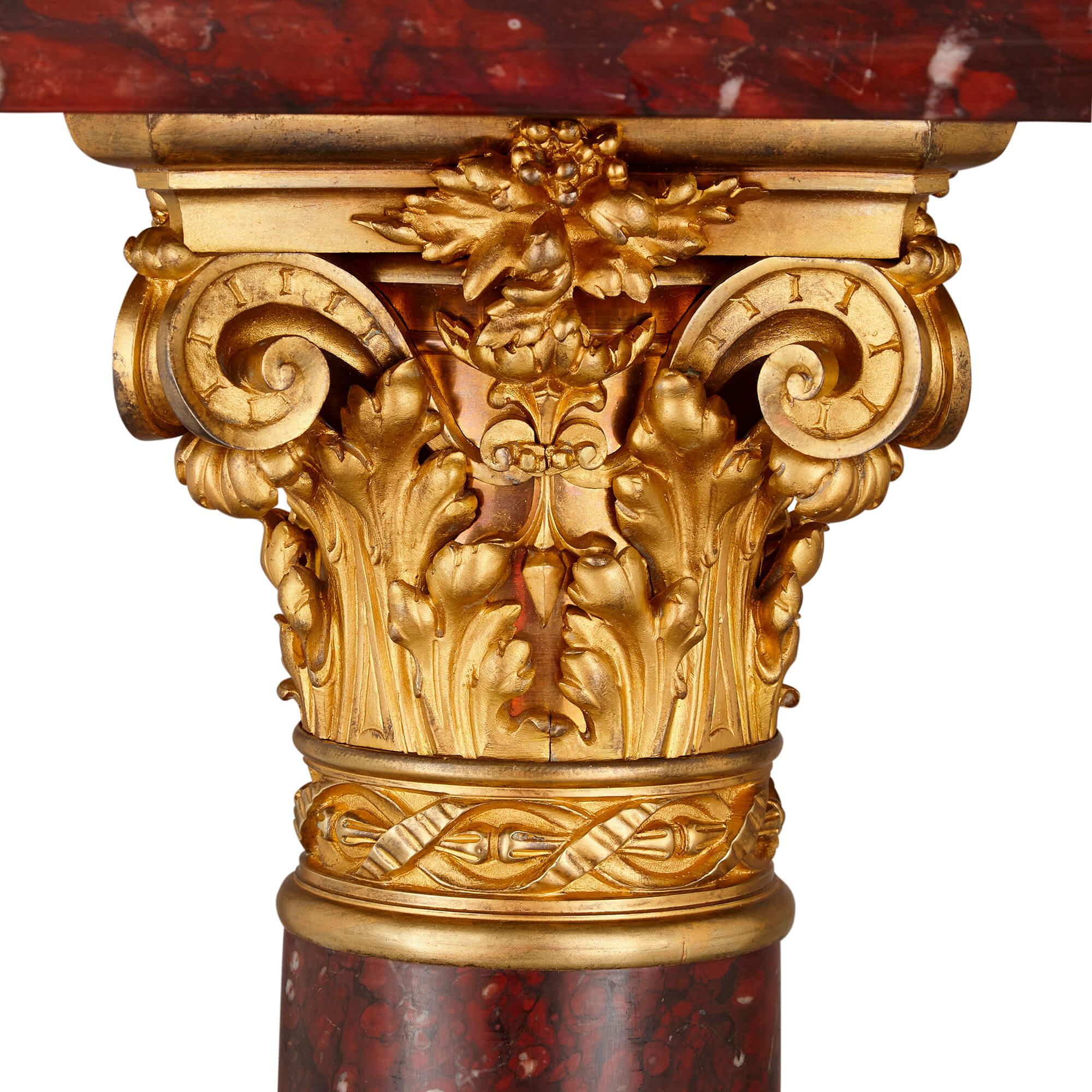 Französischer neoklassischer Sockel aus vergoldeter Bronze und rotem Griotte-Marmor im Zustand „Gut“ im Angebot in London, GB