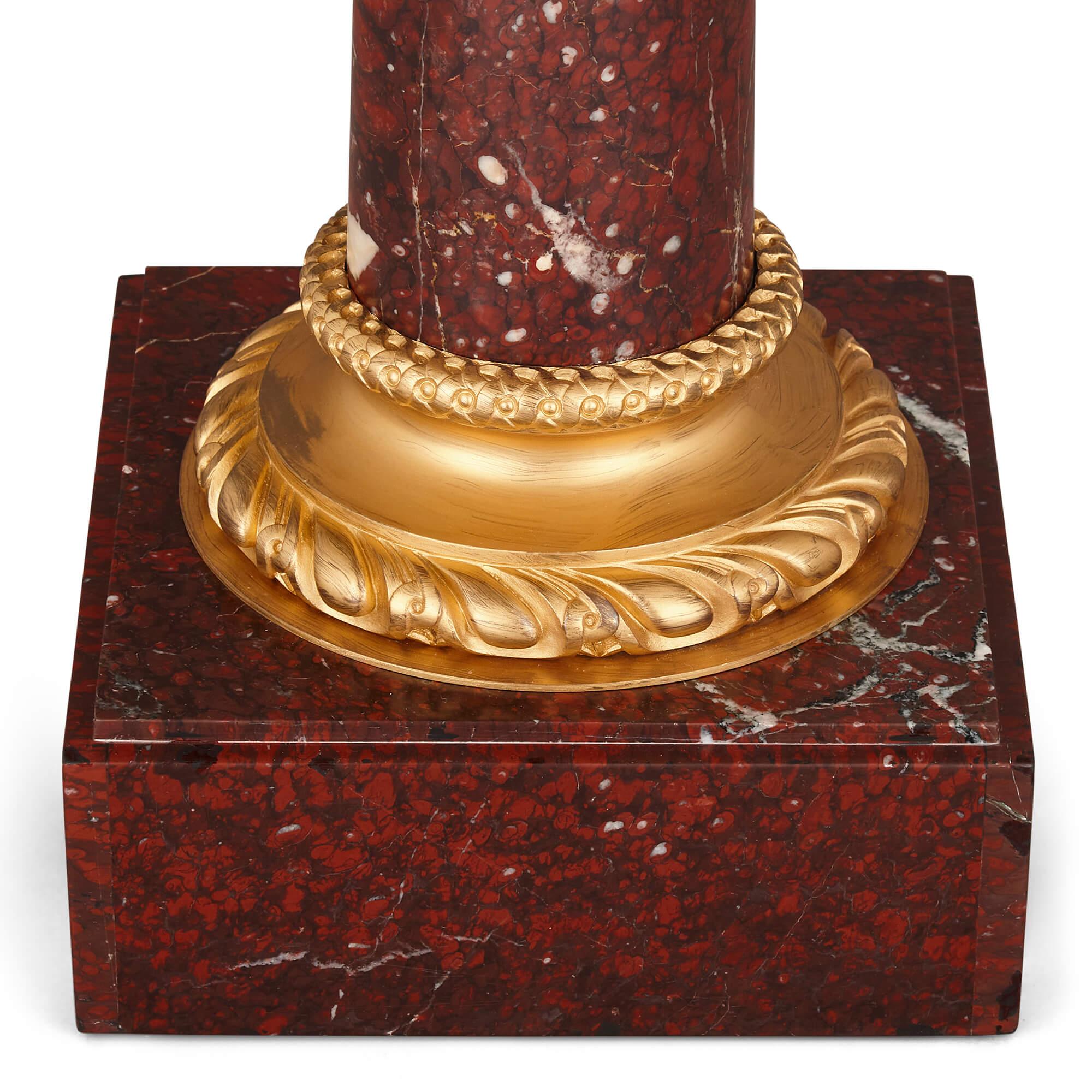 Französischer neoklassischer Sockel aus vergoldeter Bronze und rotem Griotte-Marmor (19. Jahrhundert) im Angebot
