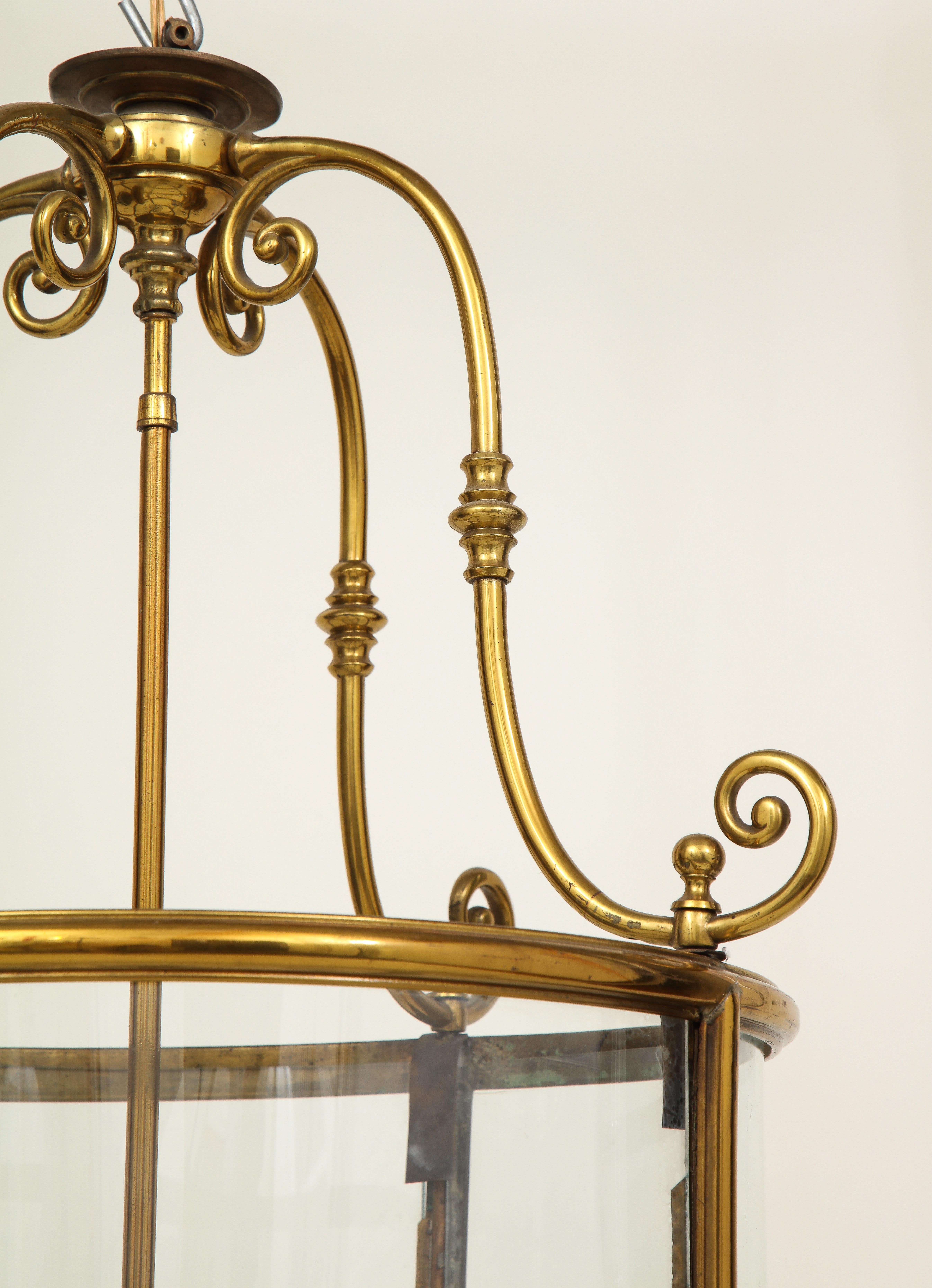 Linterna neoclásica francesa de cuatro luces ovalada de latón lacado dorado y cristal Luis XVI en venta