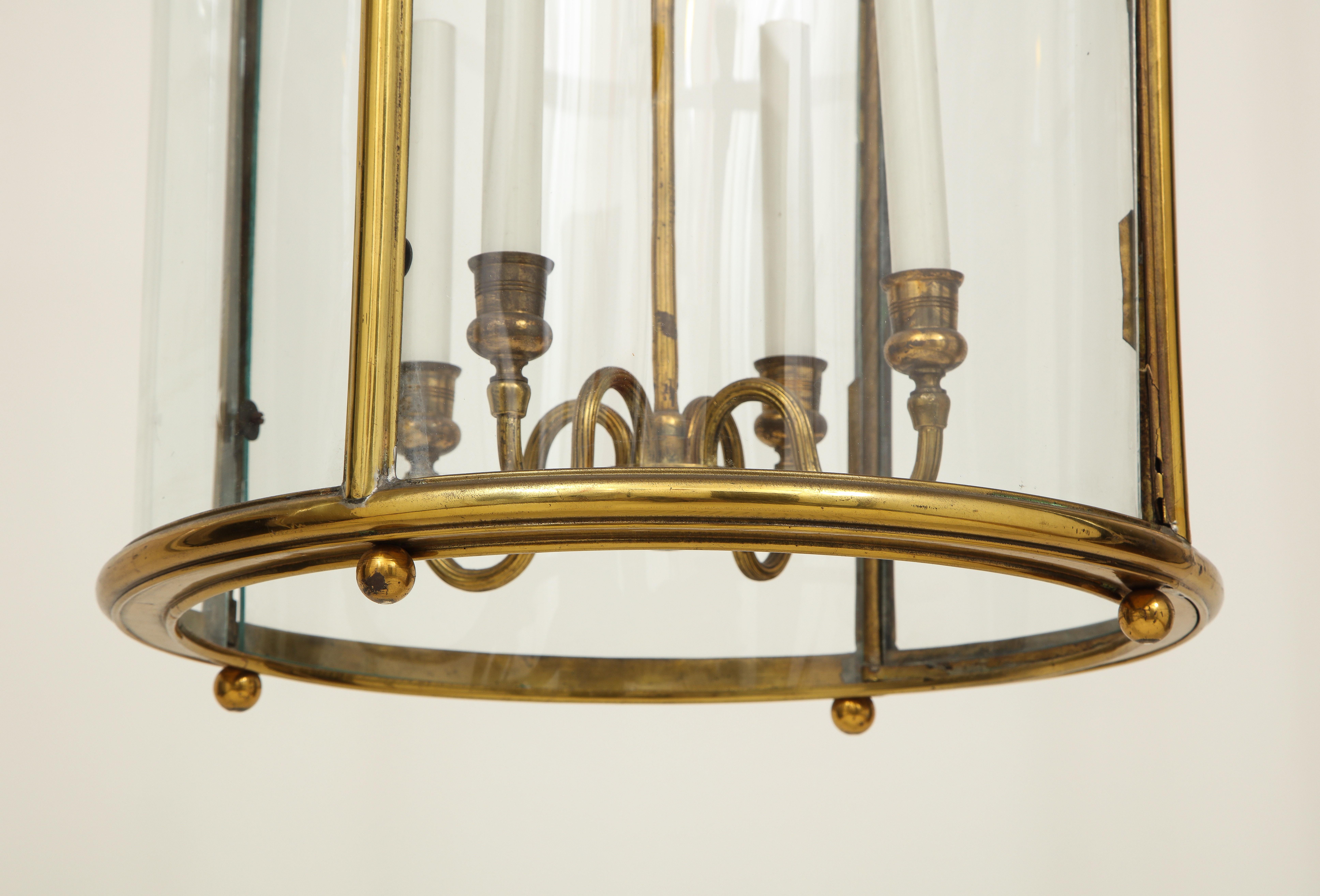 Linterna neoclásica francesa de cuatro luces ovalada de latón lacado dorado y cristal Francés en venta