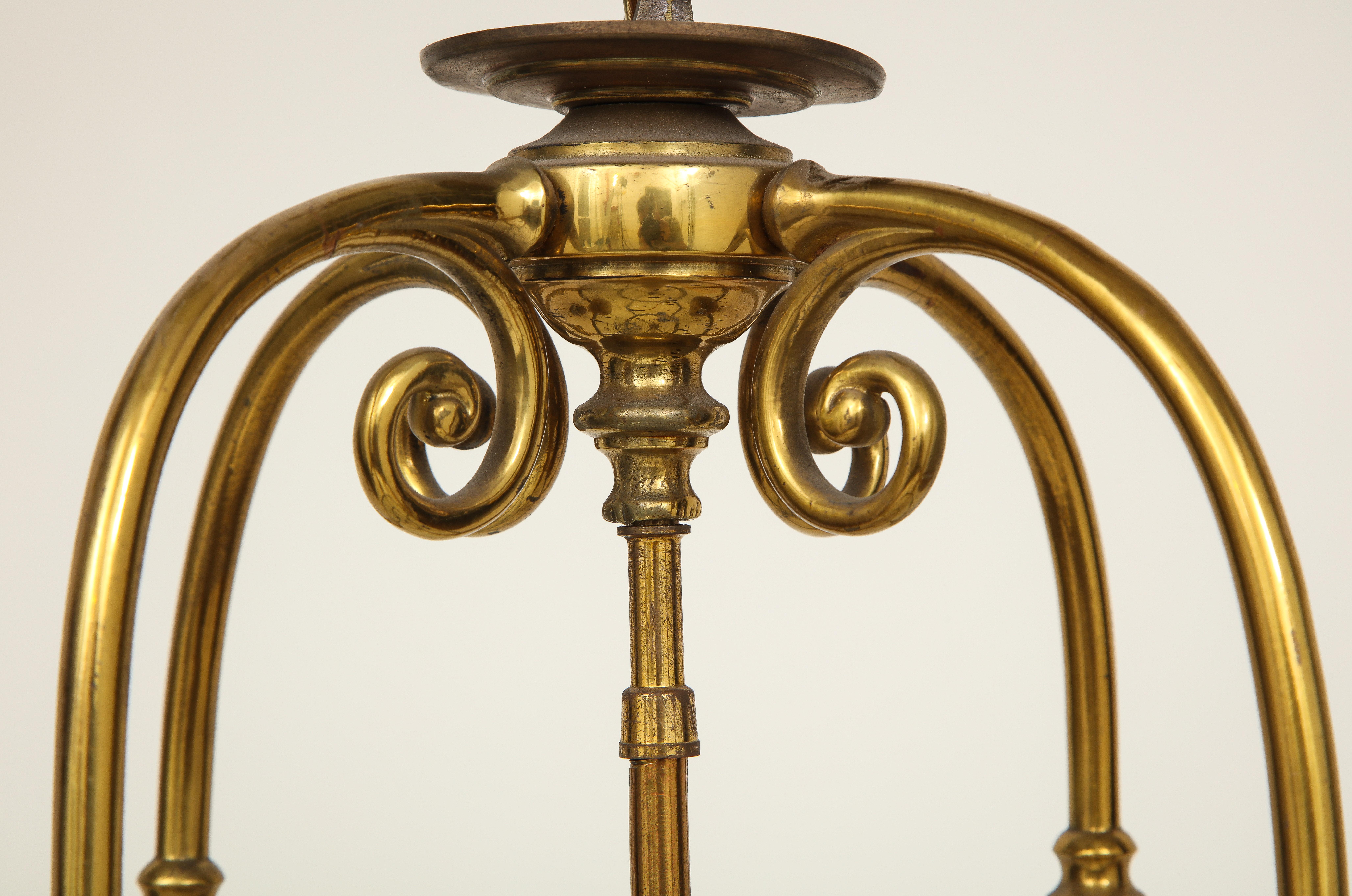 Linterna neoclásica francesa de cuatro luces ovalada de latón lacado dorado y cristal en Bueno estado para la venta en New York, NY
