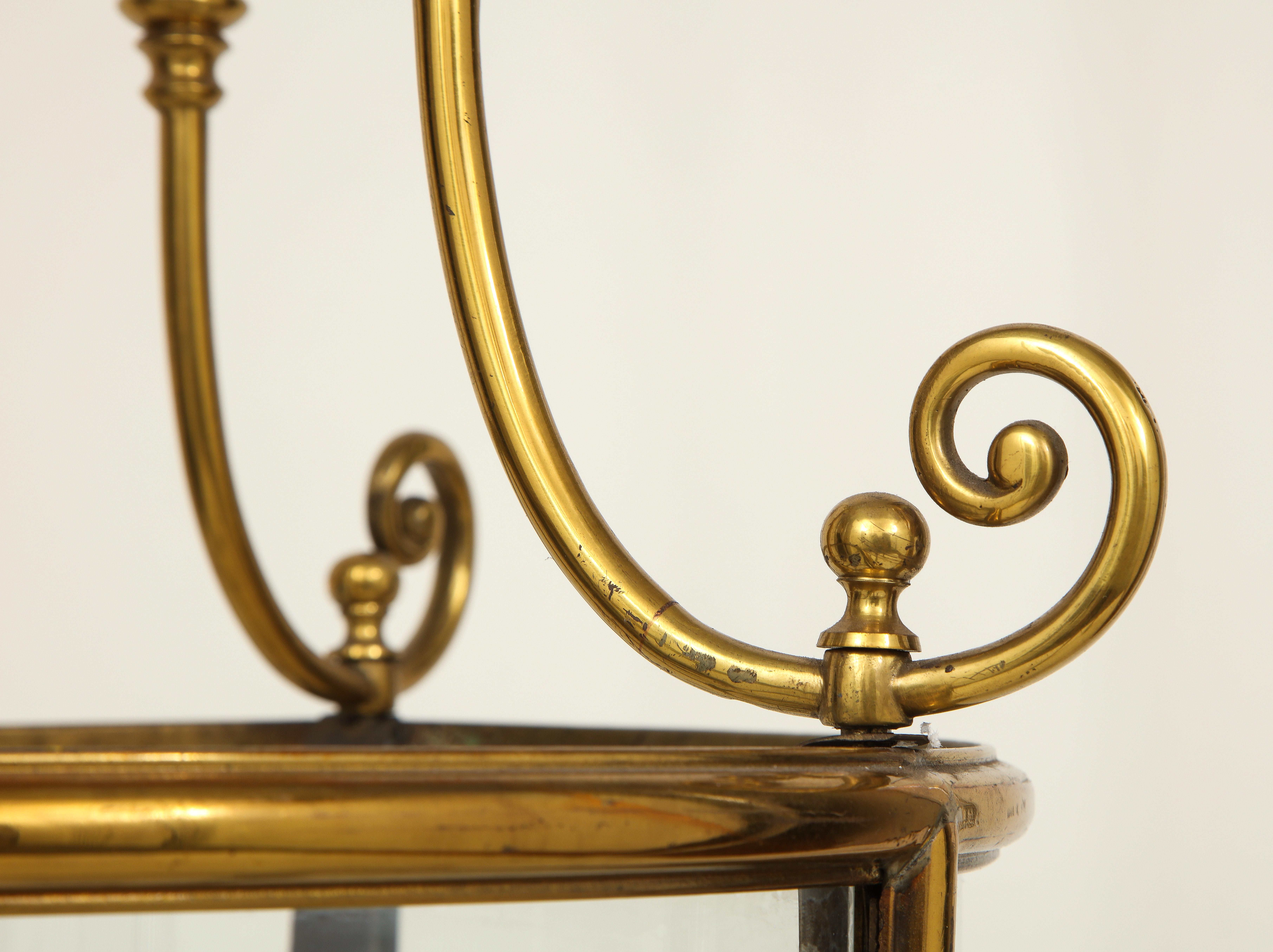 Linterna neoclásica francesa de cuatro luces ovalada de latón lacado dorado y cristal siglo XX en venta