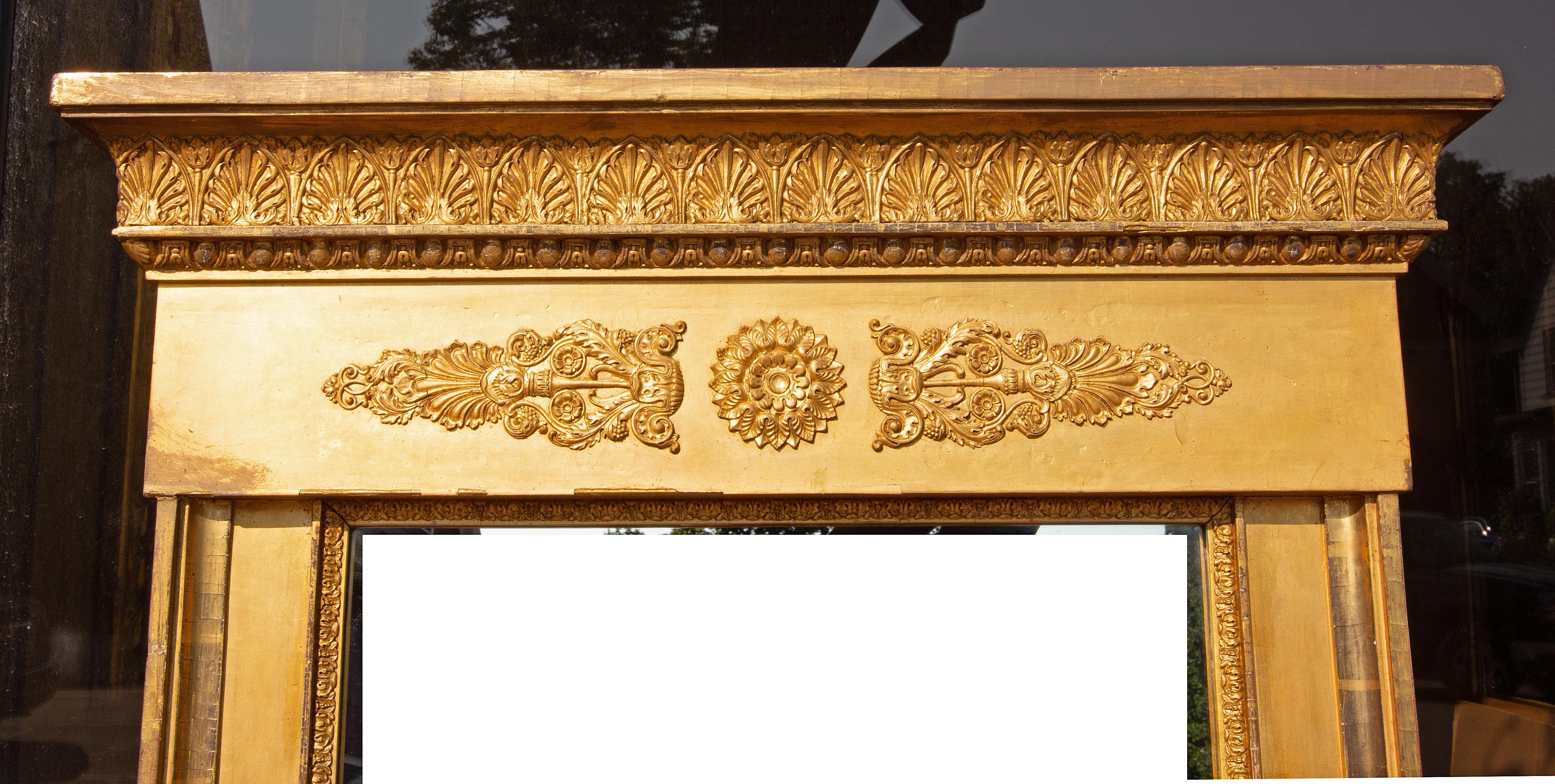 Specchio da molo in legno dorato dell'impero francese. Circa 1820.