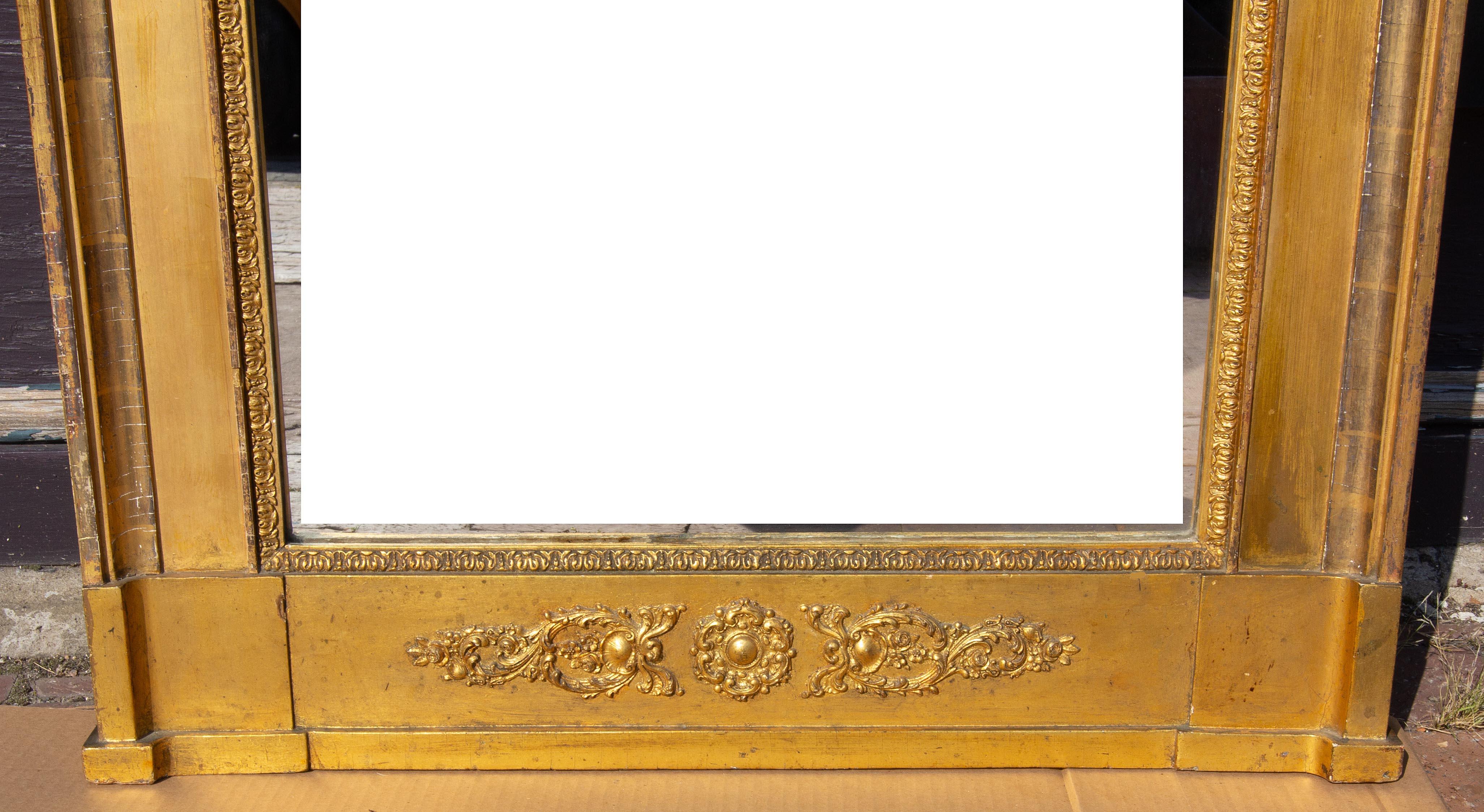 Neoclassico Specchio da molo neoclassico francese in legno dorato e gesso, 1820 circa in vendita
