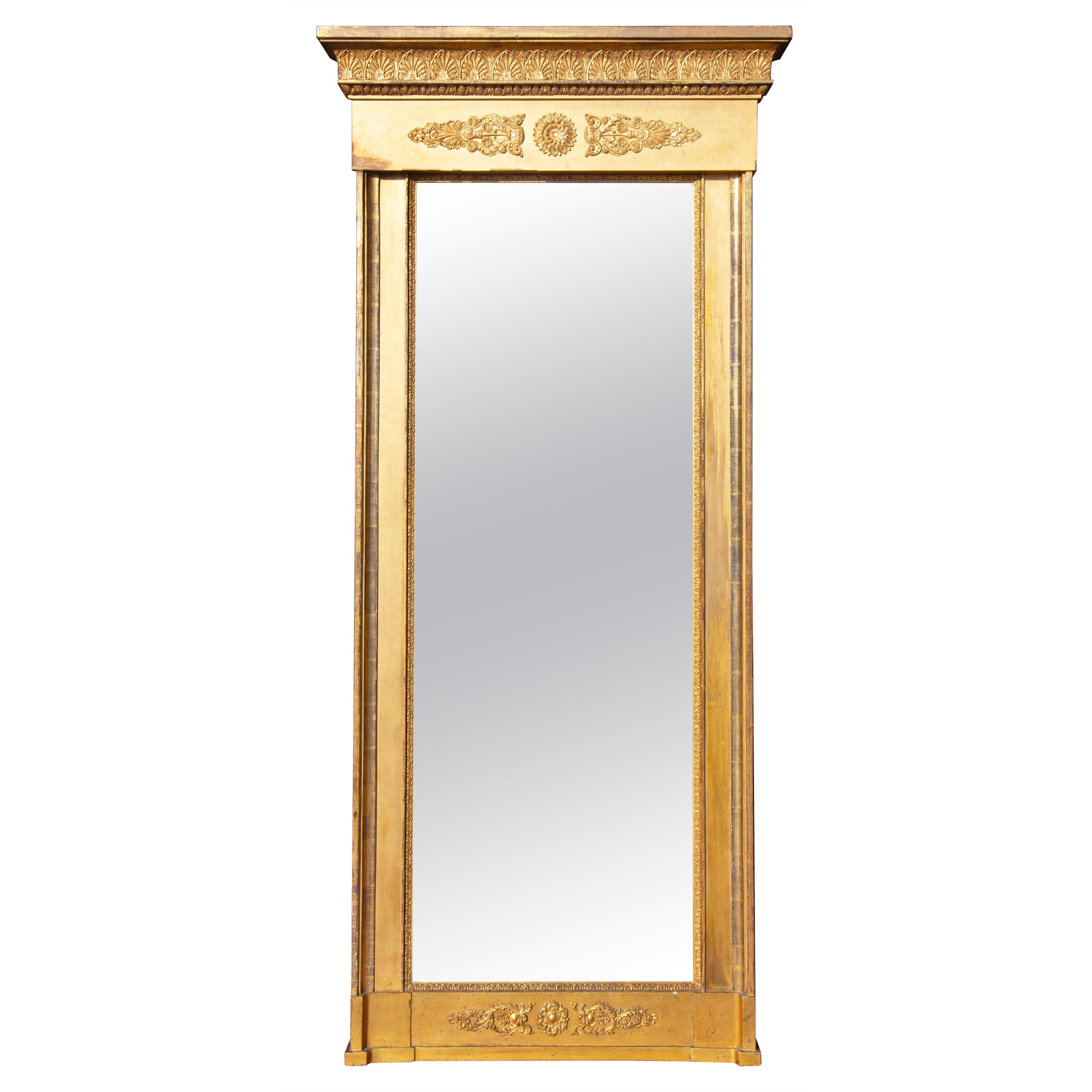 Miroir de pilier néoclassique français en bois doré et gesso doré, vers 1820