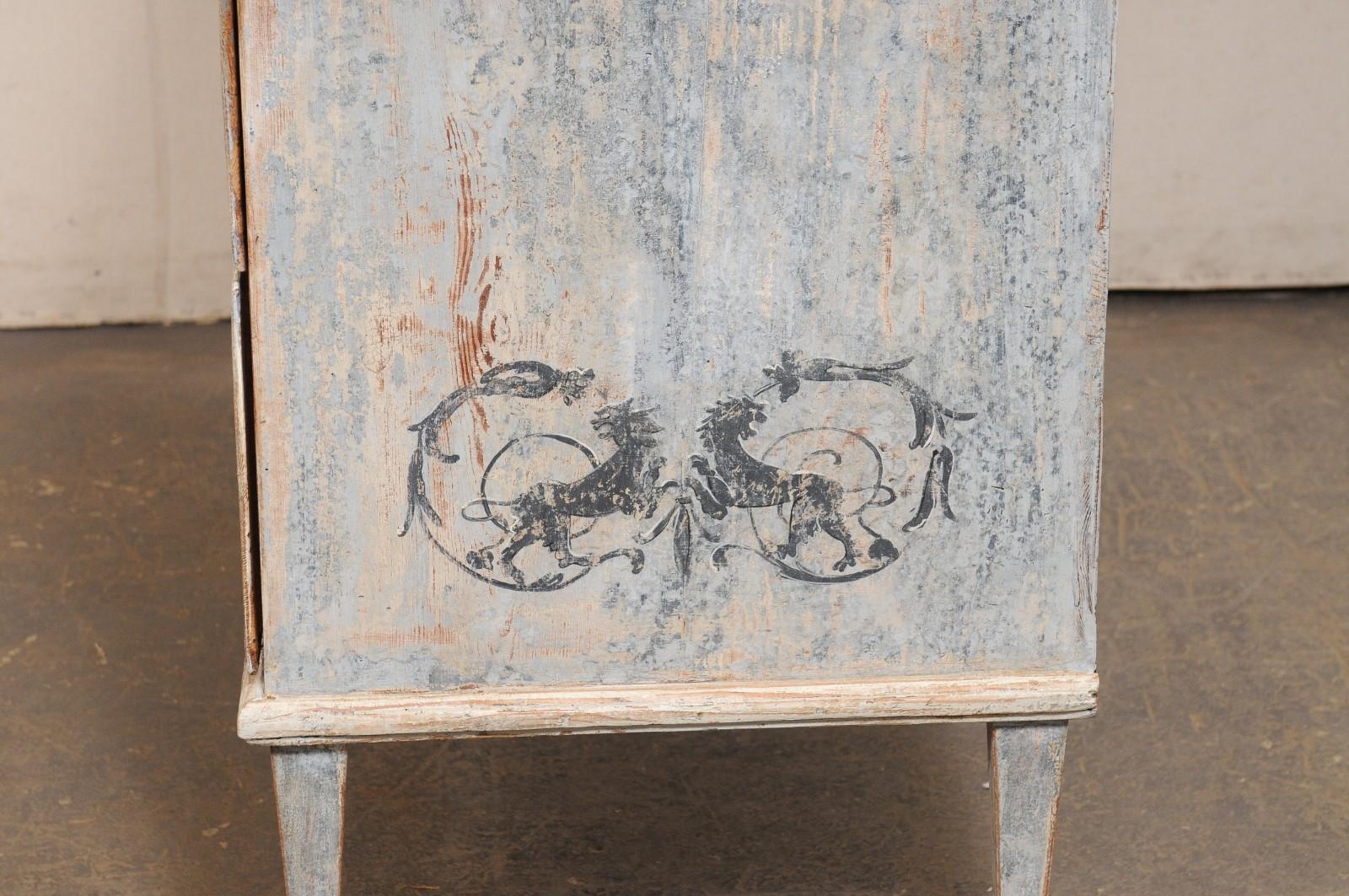 Commode francese neoclassica dipinta a mano, con urna e motivo a grifone in vendita 3