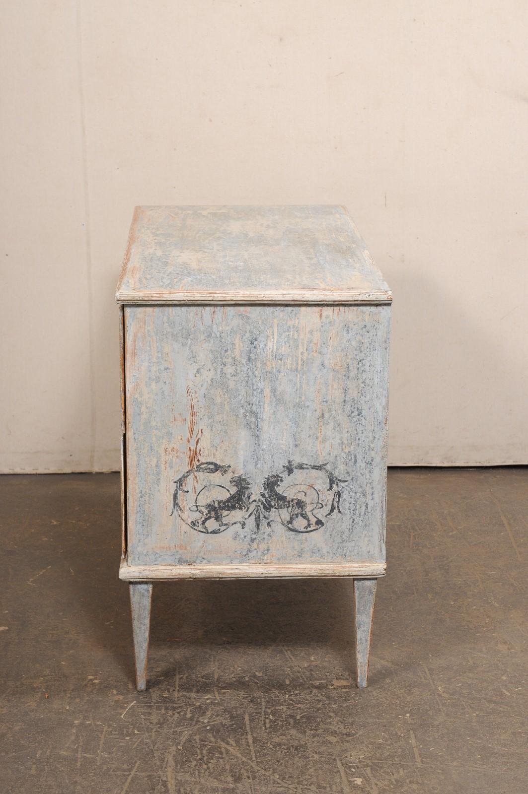 Commode francese neoclassica dipinta a mano, con urna e motivo a grifone in vendita 4