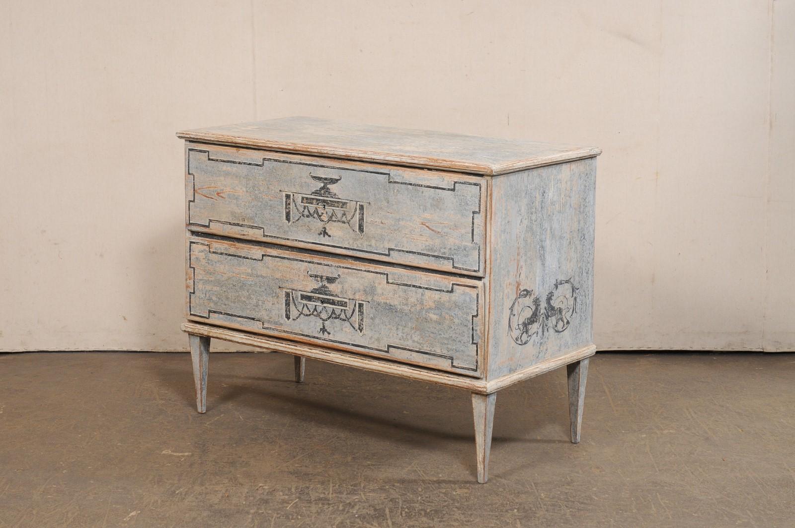 Commode francese neoclassica dipinta a mano, con urna e motivo a grifone in vendita 5