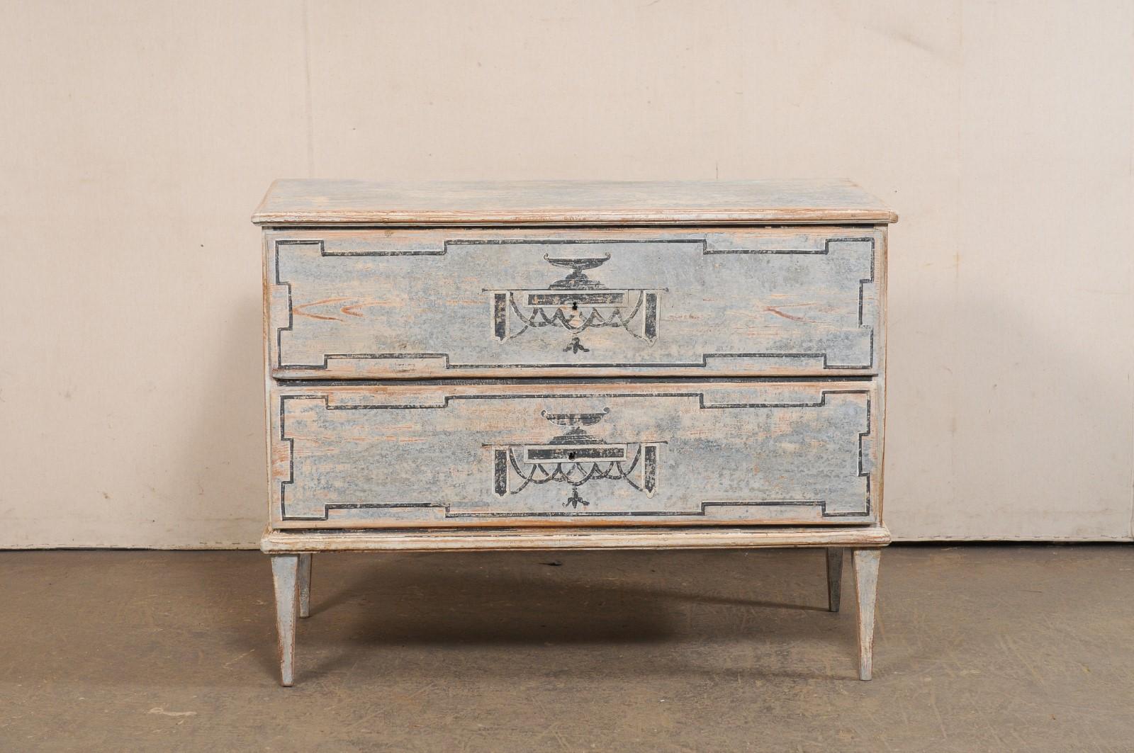 Commode francese neoclassica dipinta a mano, con urna e motivo a grifone in vendita 6