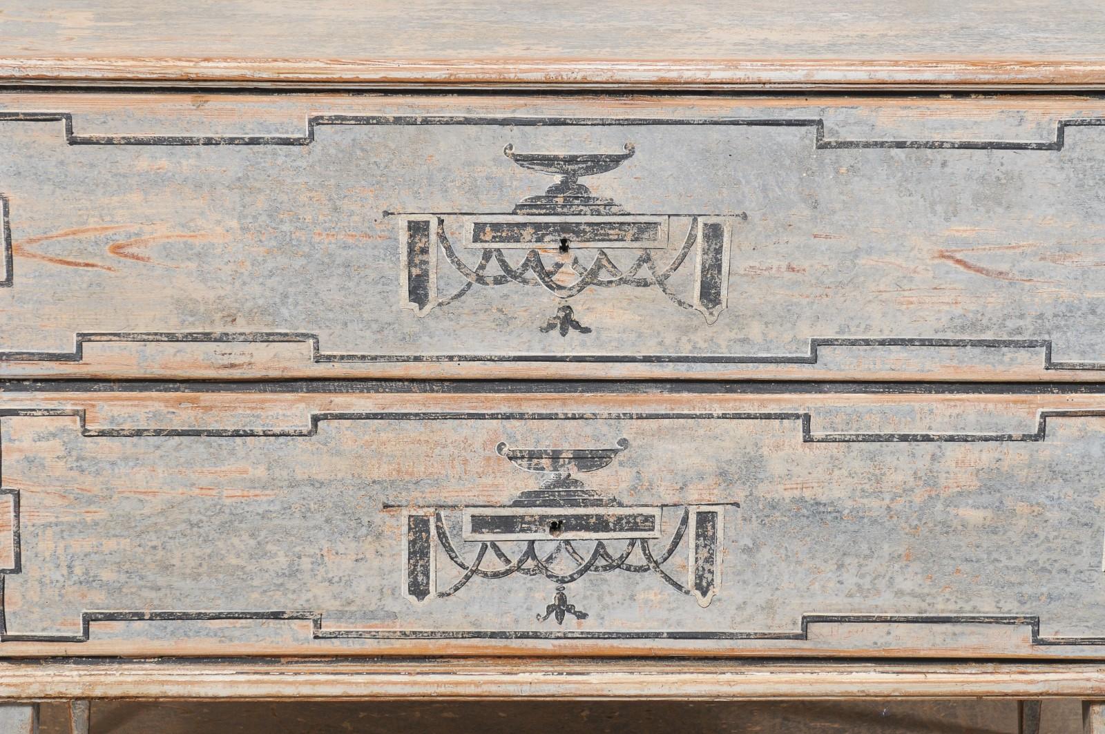 Commode francese neoclassica dipinta a mano, con urna e motivo a grifone in vendita 7