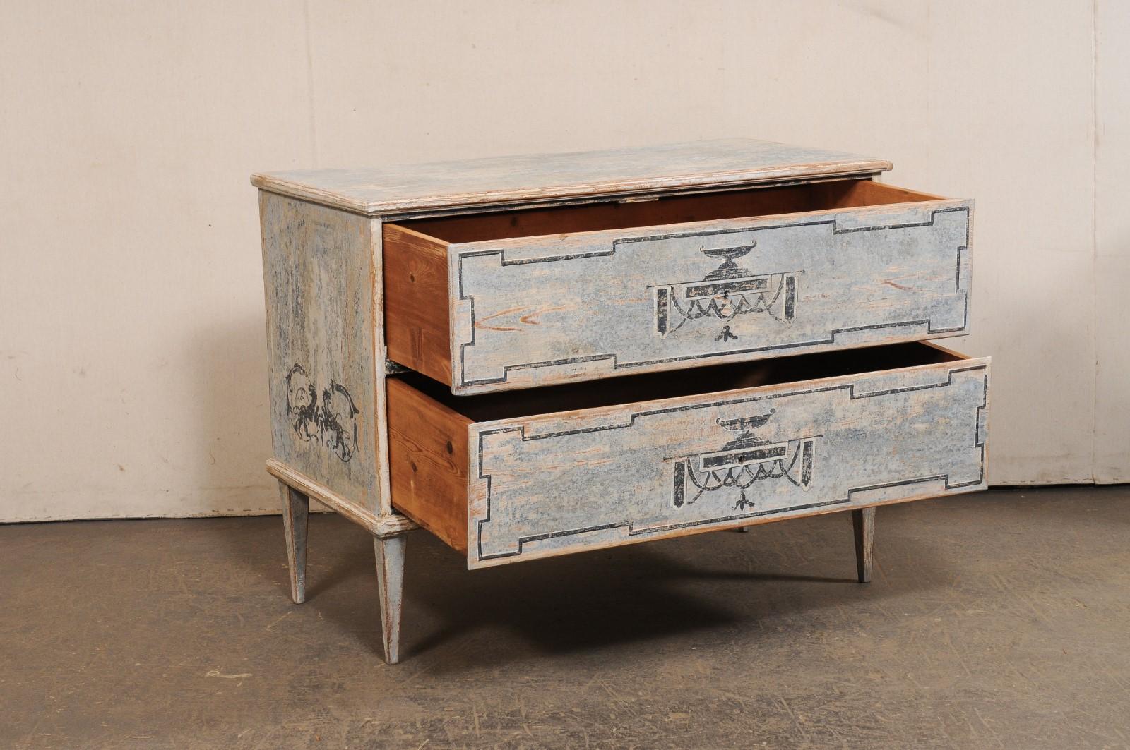 Neoclassico Commode francese neoclassica dipinta a mano, con urna e motivo a grifone in vendita