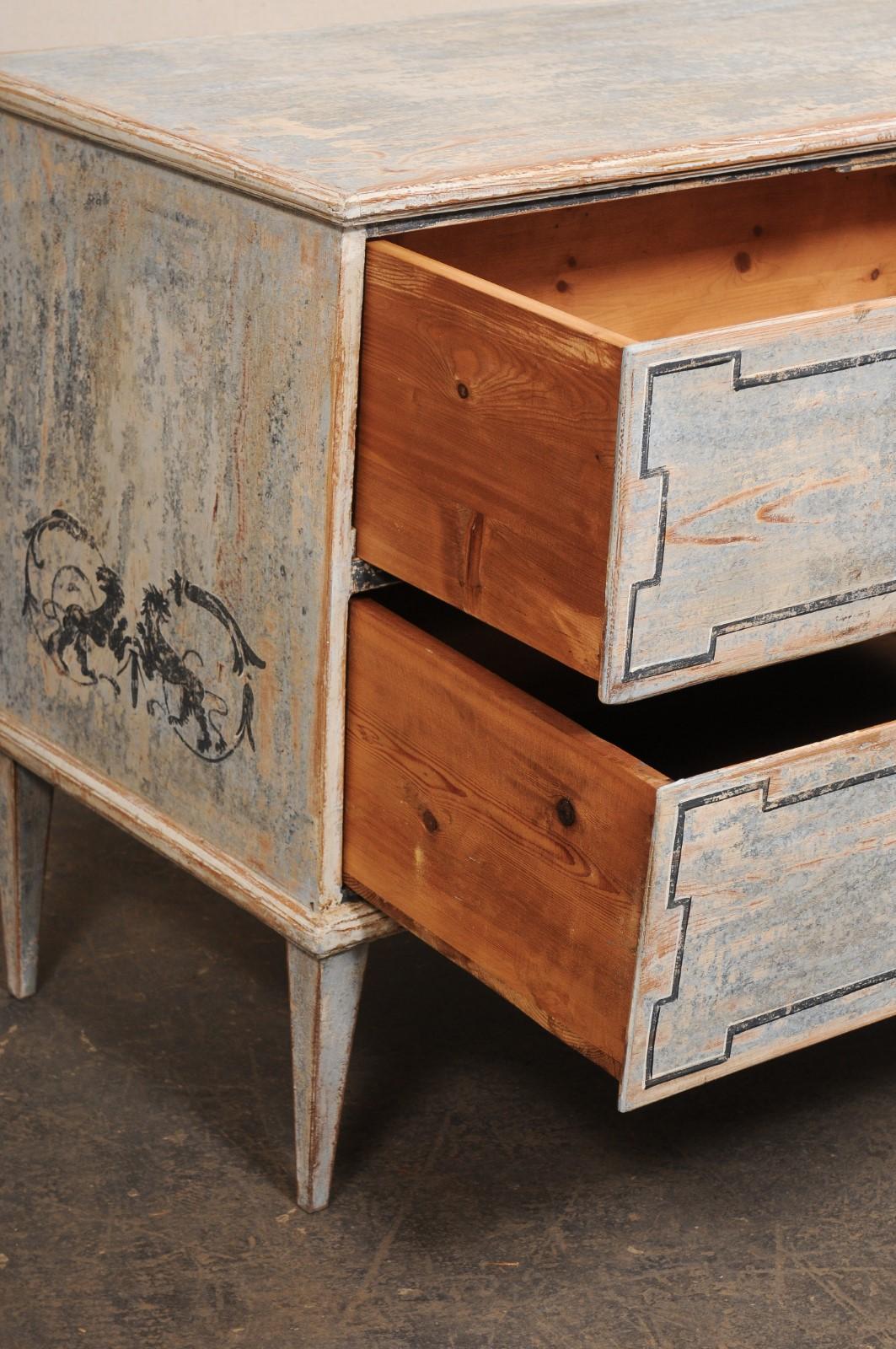 Francese Commode francese neoclassica dipinta a mano, con urna e motivo a grifone in vendita