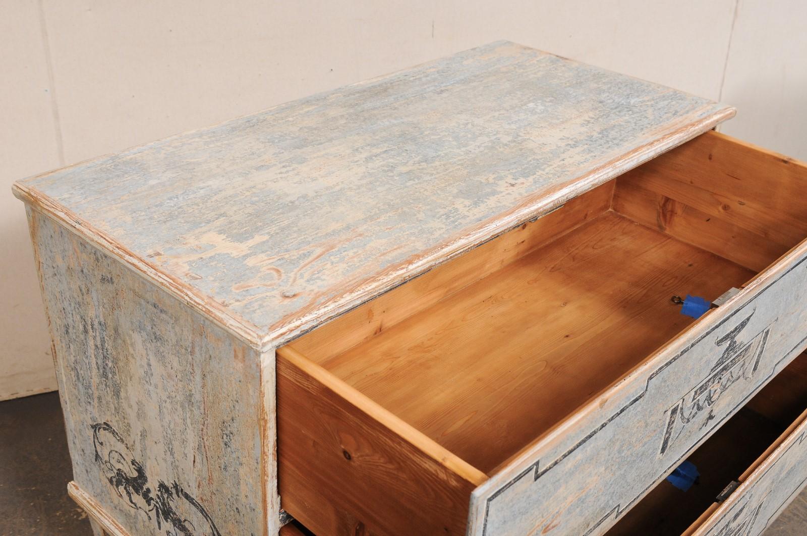 Commode francese neoclassica dipinta a mano, con urna e motivo a grifone In condizioni buone in vendita a Atlanta, GA