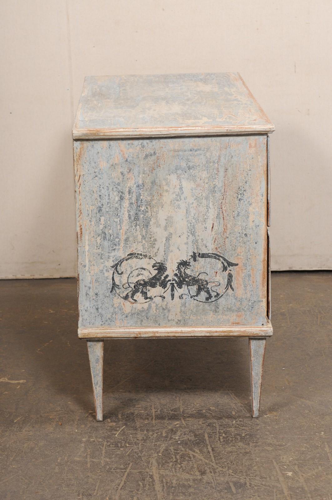 XIX secolo Commode francese neoclassica dipinta a mano, con urna e motivo a grifone in vendita