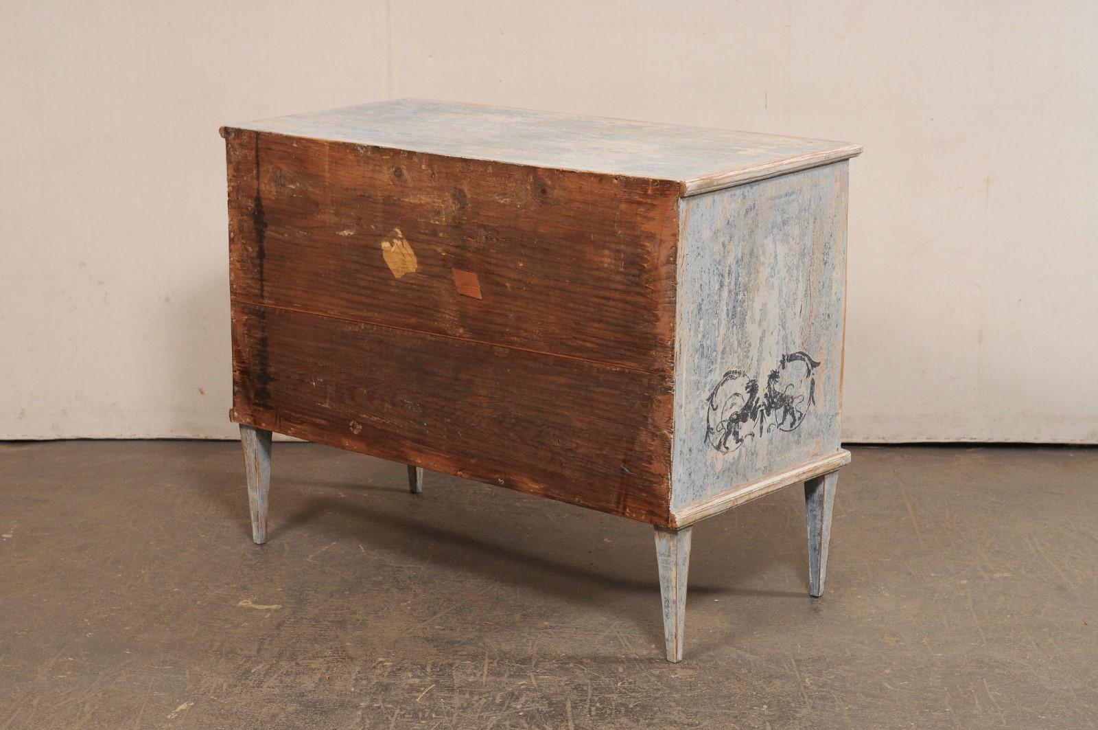 Legno Commode francese neoclassica dipinta a mano, con urna e motivo a grifone in vendita