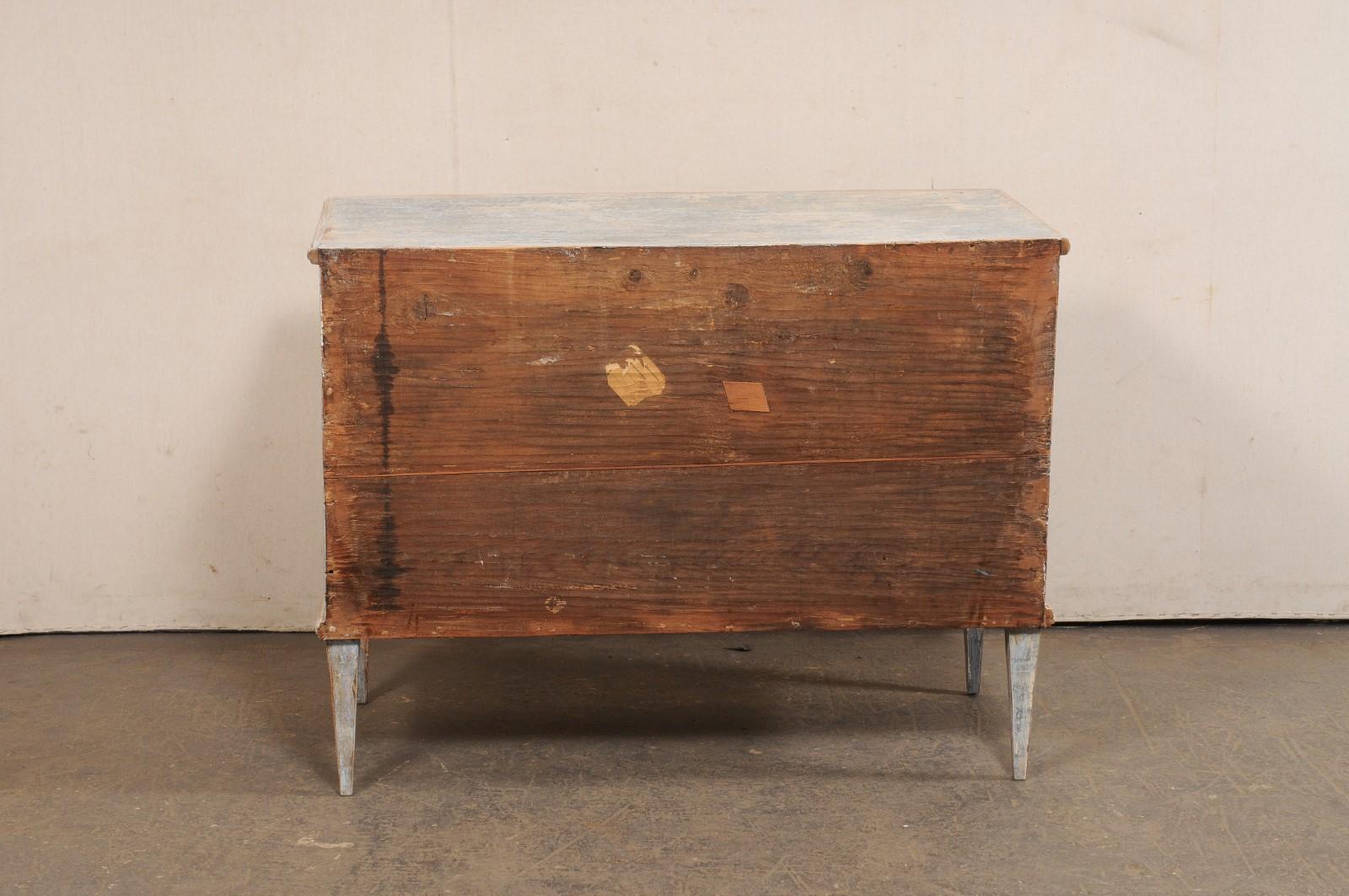 Commode francese neoclassica dipinta a mano, con urna e motivo a grifone in vendita 1