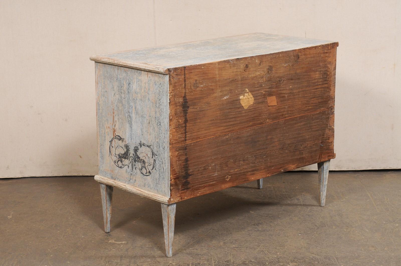 Commode francese neoclassica dipinta a mano, con urna e motivo a grifone in vendita 2