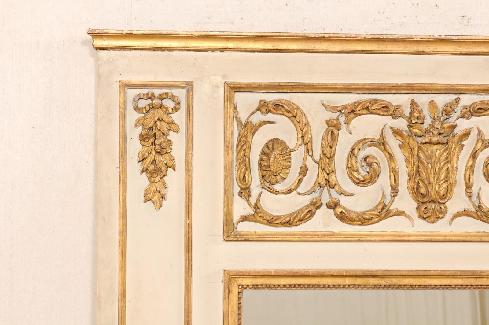 Néoclassique Miroir trumeau néoclassique français de grande taille avec accents dorés en vente