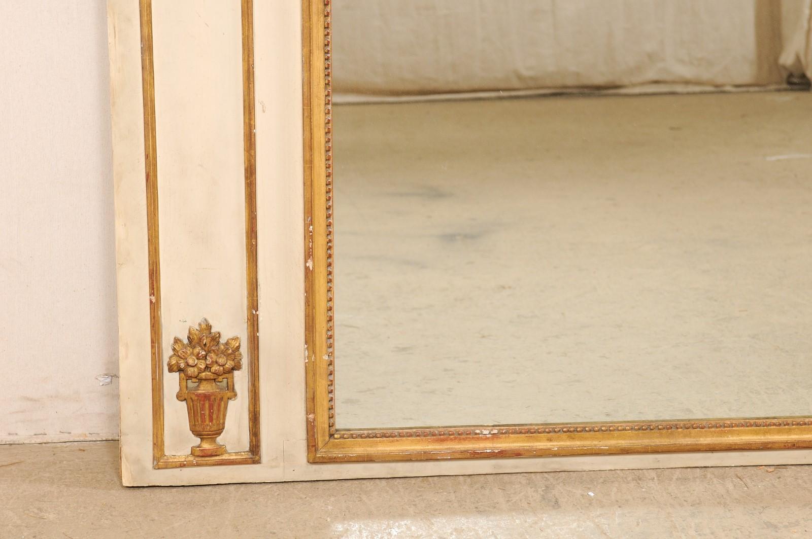 Français Miroir trumeau néoclassique français de grande taille avec accents dorés en vente