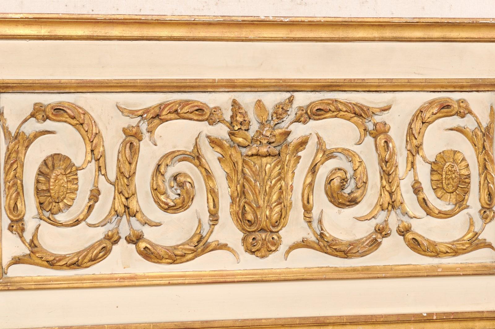 Bois Miroir trumeau néoclassique français de grande taille avec accents dorés en vente