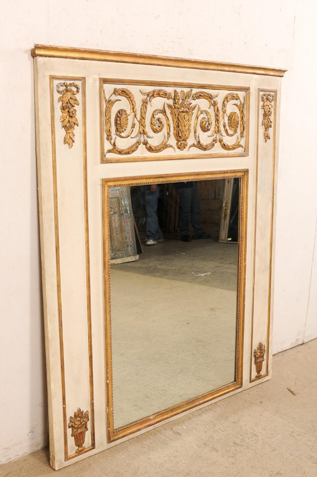 Miroir trumeau néoclassique français de grande taille avec accents dorés en vente 1