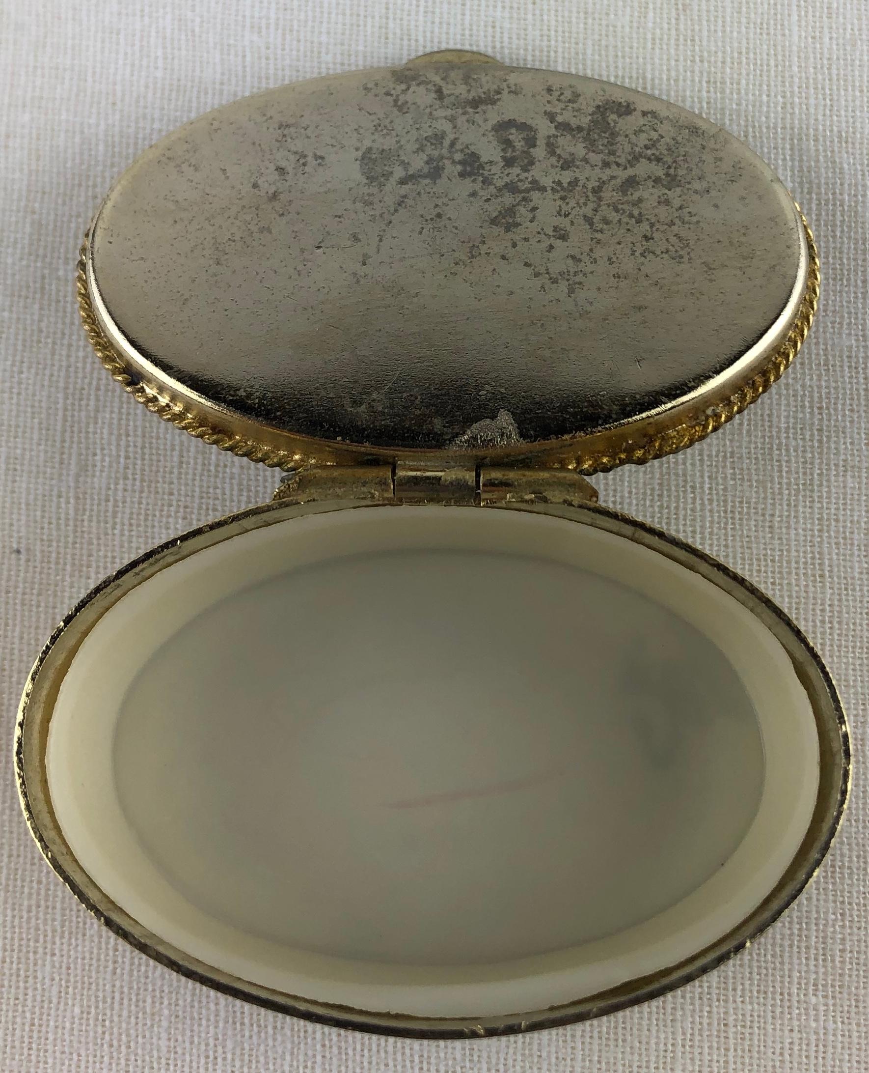 French Neoclassical Lidded Pill, Trinket or Small Jewelry Box In Good Condition For Sale In Miami, FL