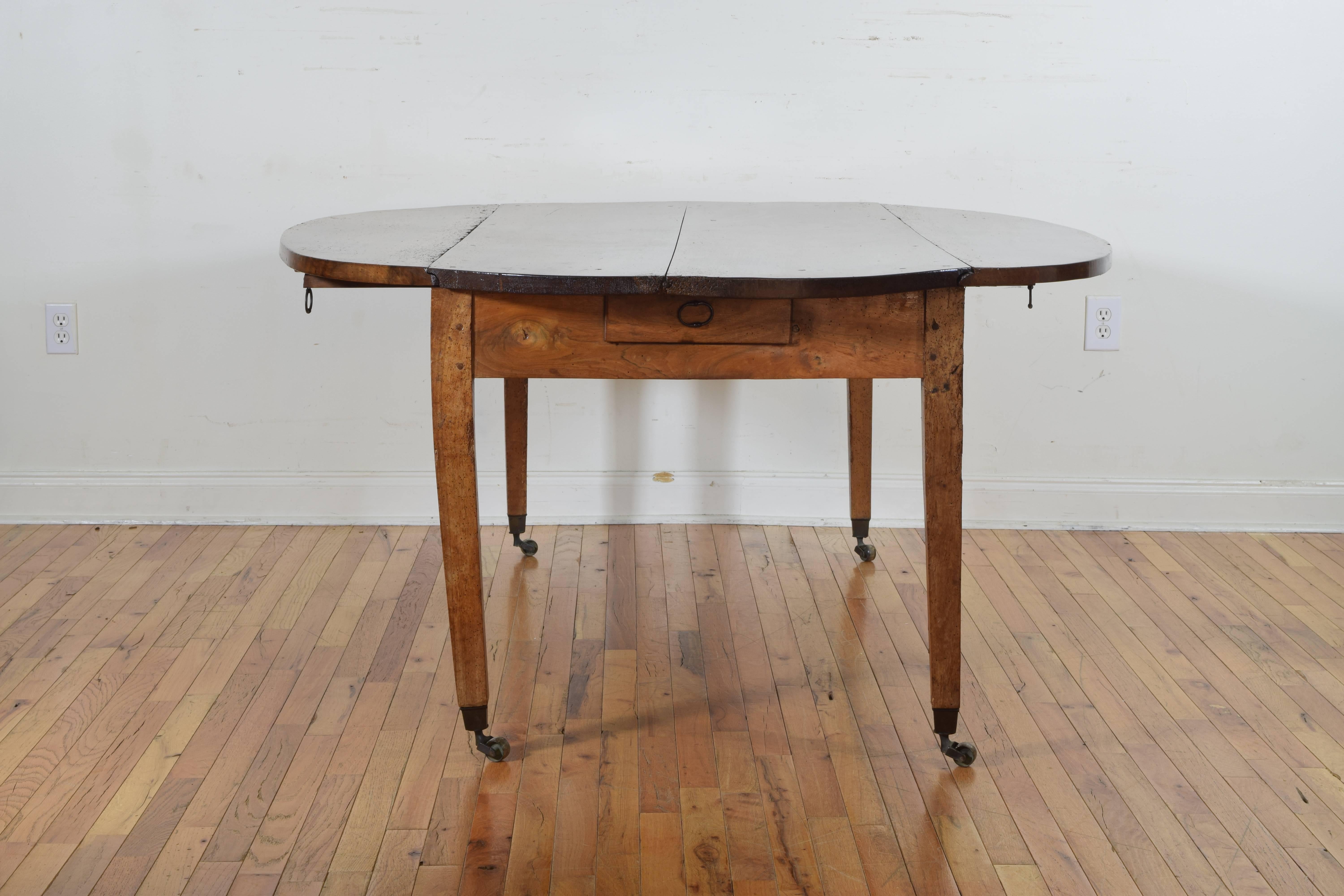 French Neoclassical Light Walnut Oval Drop-Leaf Dining Table, Early 19th Century In Good Condition In Atlanta, GA