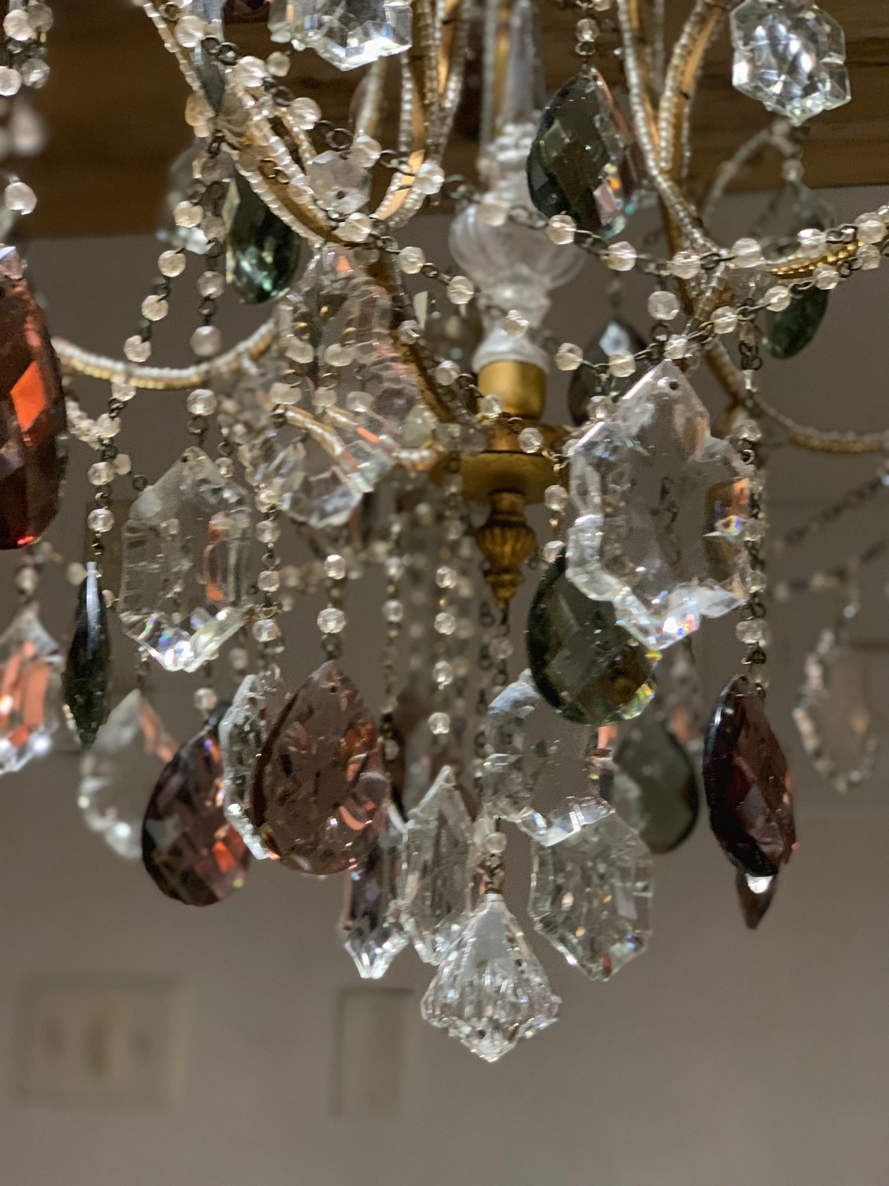 Neoklassischer 5-Licht-Kronleuchter aus Bronze und Amethyst-Kristall im Louis-XV-Stil, Frankreich im Zustand „Gut“ im Angebot in Brooklyn, NY