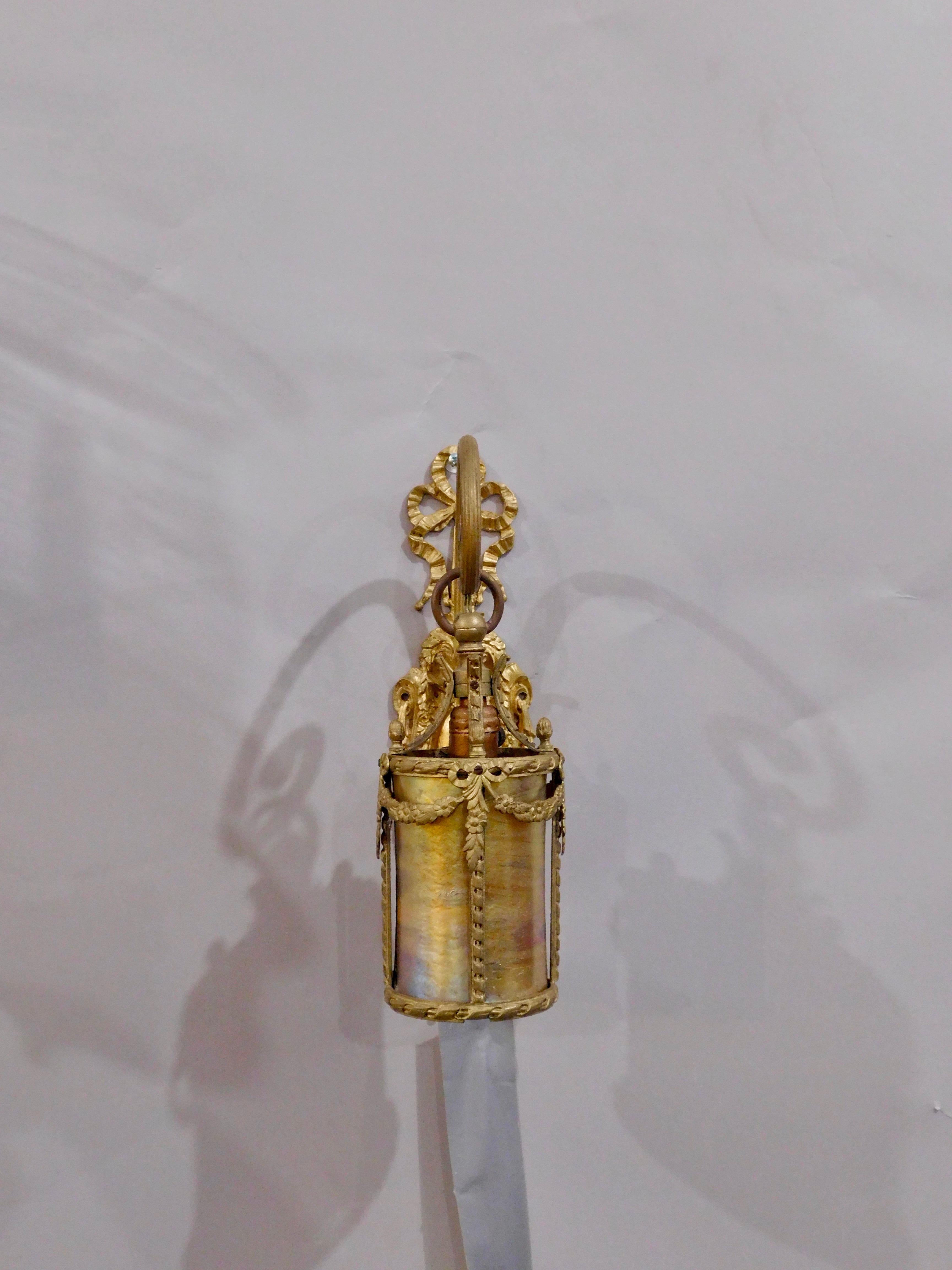 Early 20th Century Neoclassical Gilt Bronze and Brass Sconce with Iridescent Shade, France, 1880 For Sale