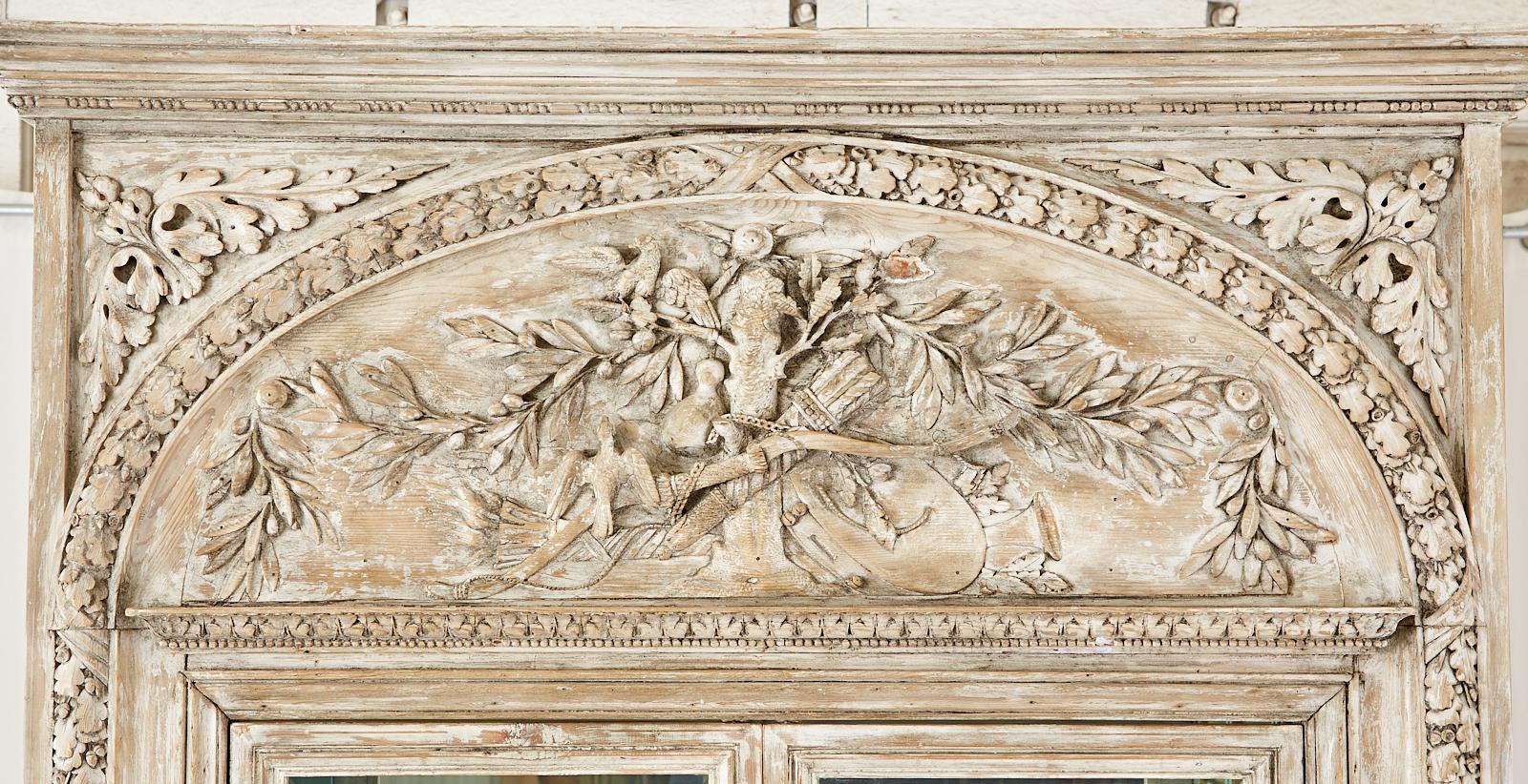 Français Vitrine de bibliothèque néoclassique française en pin de style Louis XVI en vente