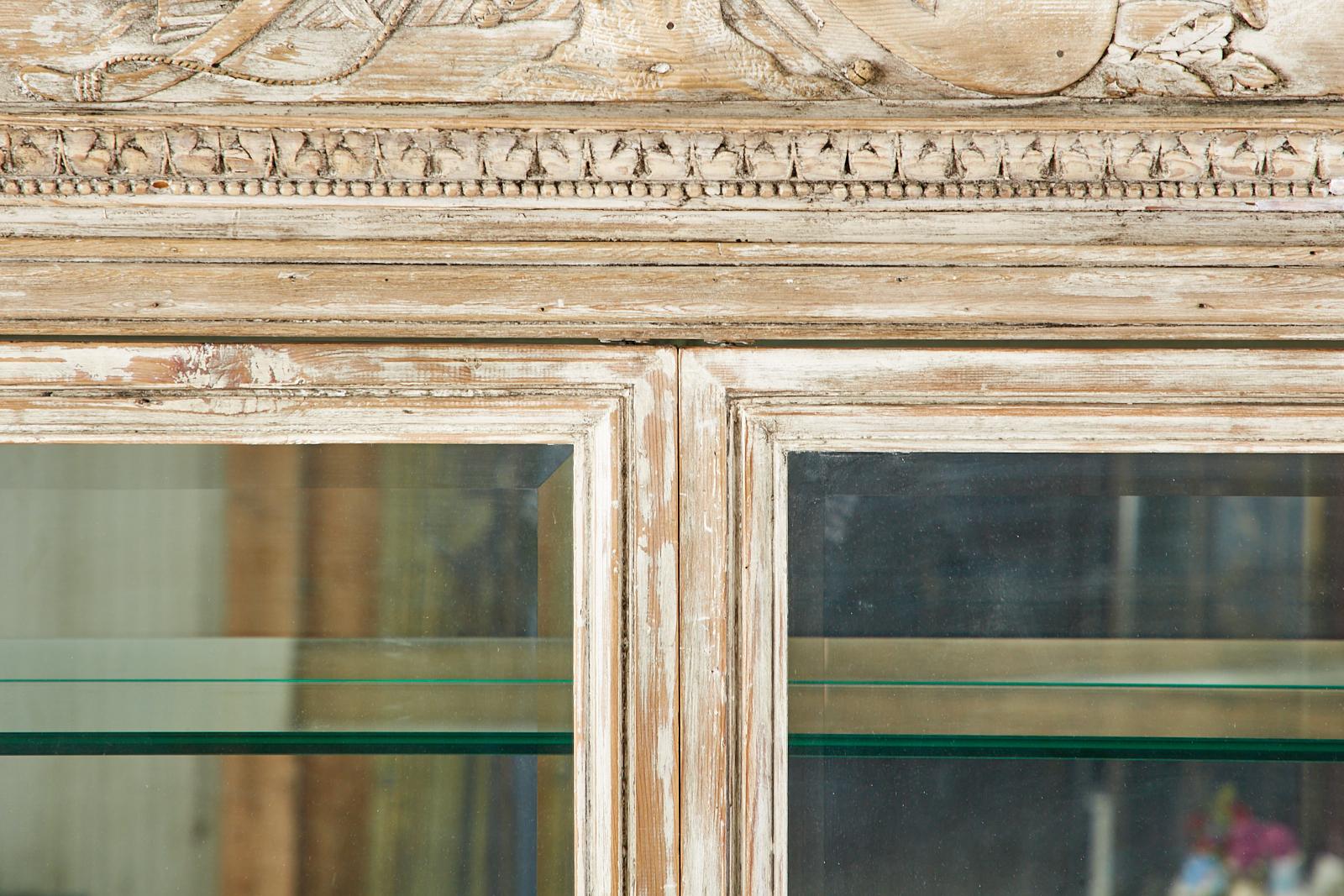 Neoklassischer Kiefernholz-Bücherregal im Louis-XVI.-Stil, Neoklassizistischer Stil (Glas) im Angebot