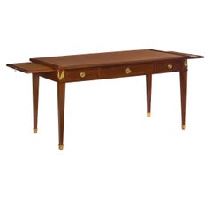 Table d'écriture néoclassique française en acajou Bureau de Mercier Frères:: Paris