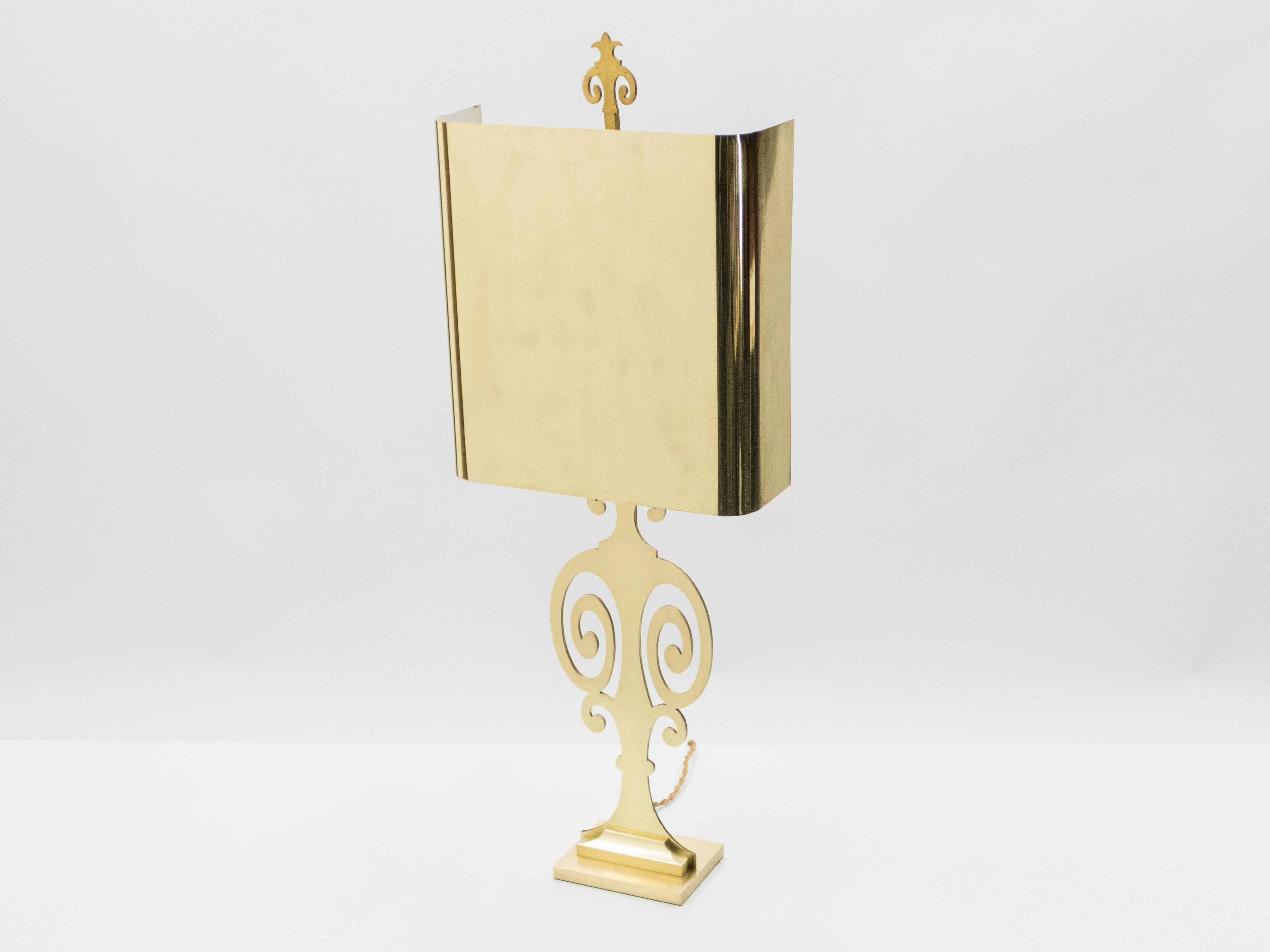 French Maison Charles table lamps usually use nature and history as museS. With this glamorous arabesque brass design, and original brass lamp shade from Maison Charles, this lamp will for sure make a gracious compliment to both traditional and