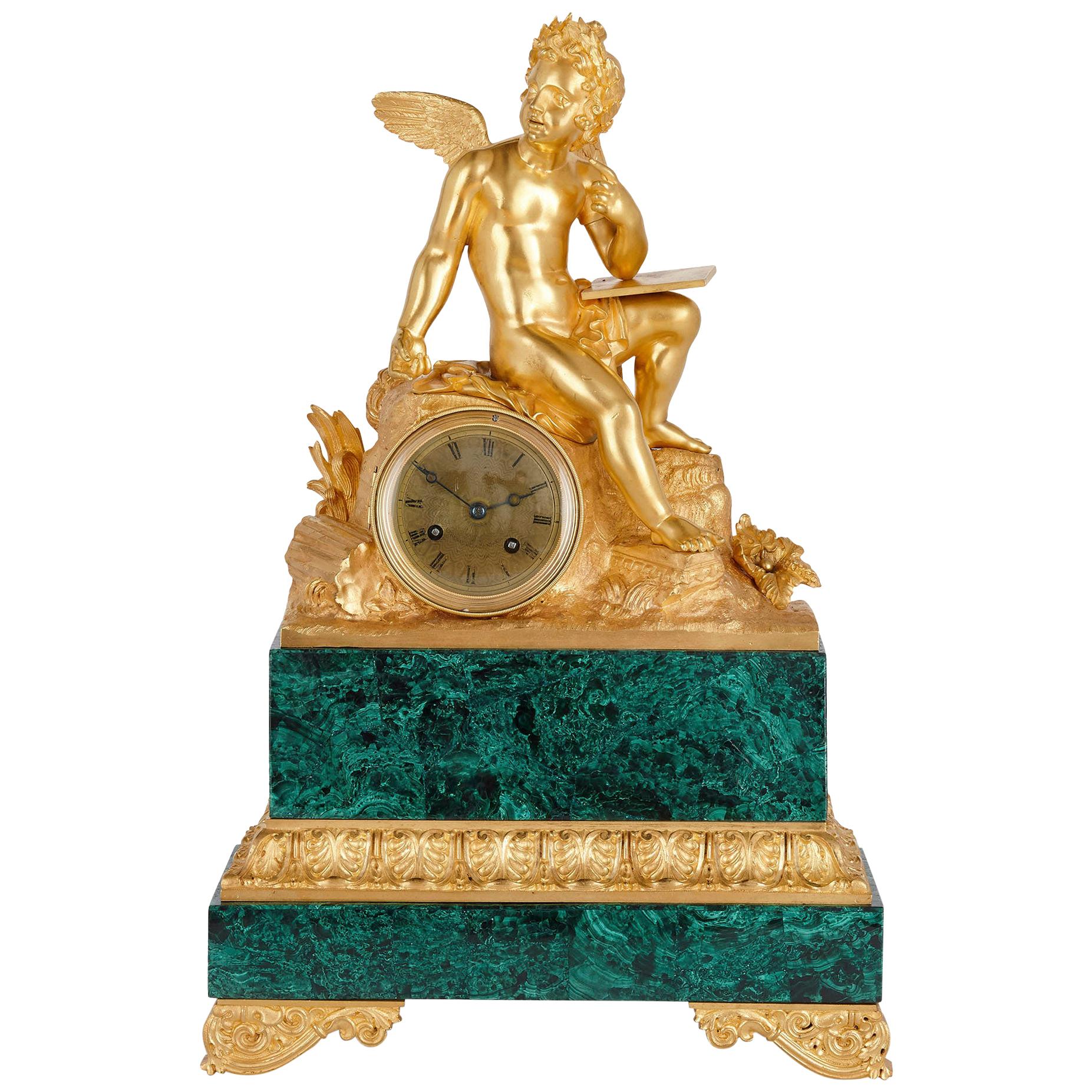 Pendule de cheminée néoclassique française en malachite et bronze doré