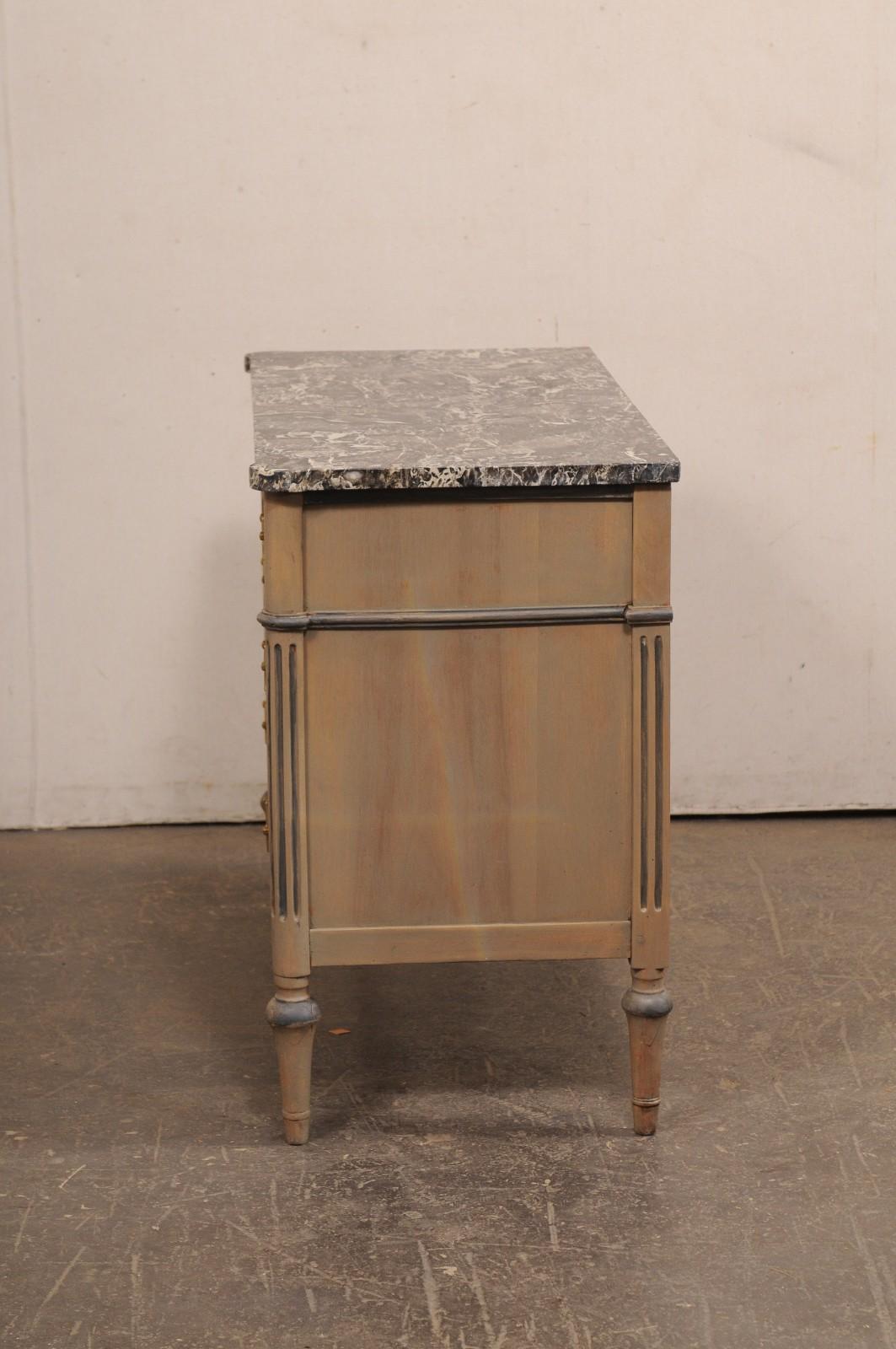 Commodo neoclassico francese con piano in marmo e ferramenta in ottone, XIX sec. in vendita 4