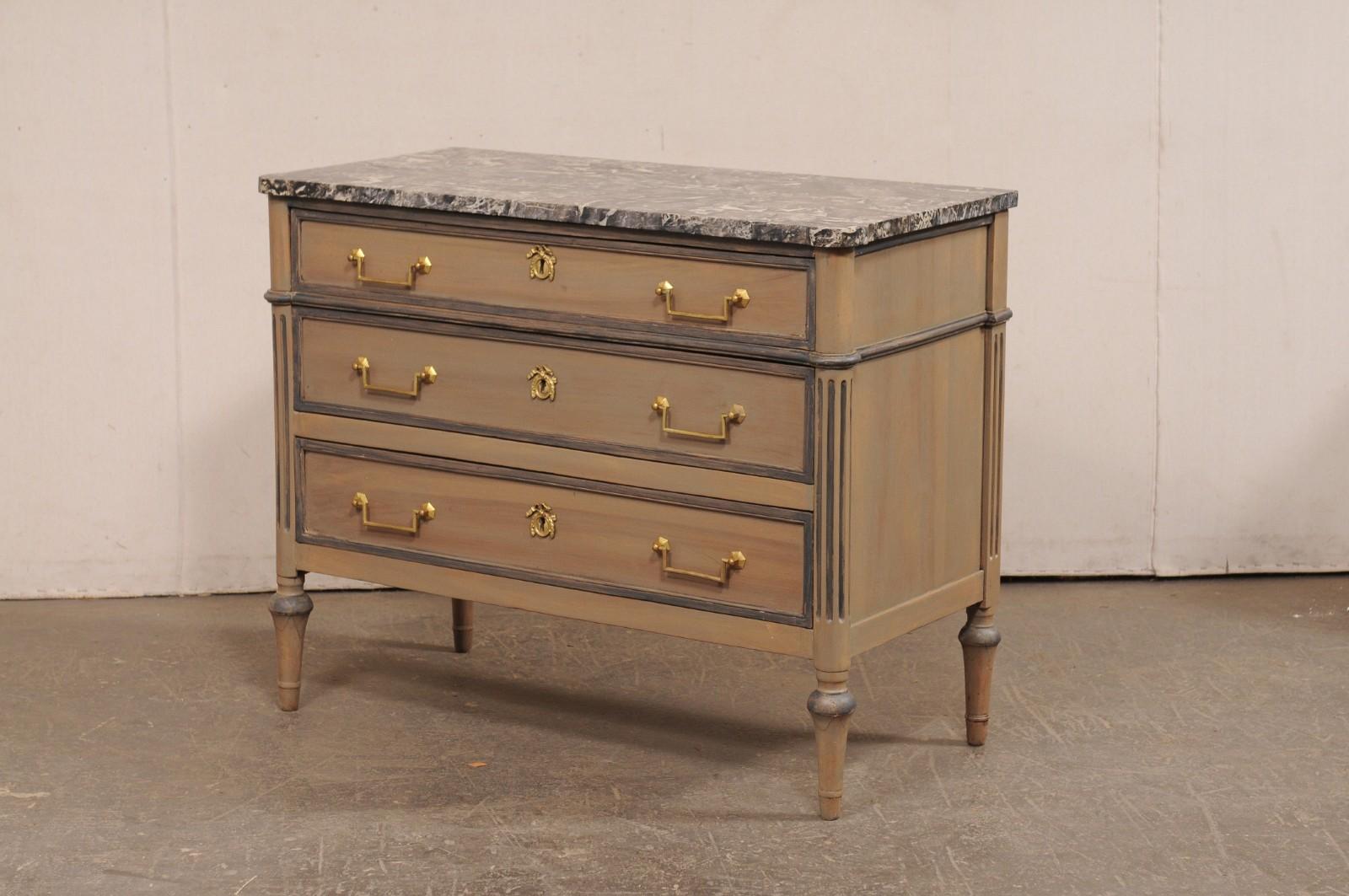 Commodo neoclassico francese con piano in marmo e ferramenta in ottone, XIX sec. in vendita 5